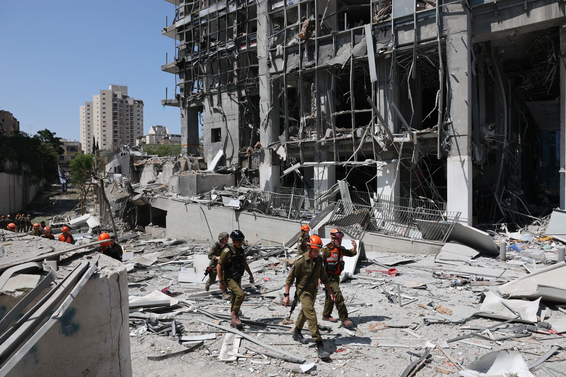 Equipos de emergencia israelíes trabajan en el lugar de un ataque con misiles iraníes en una zona residencial de Ramat Gan, en el centro de Israel. Foto: AFP