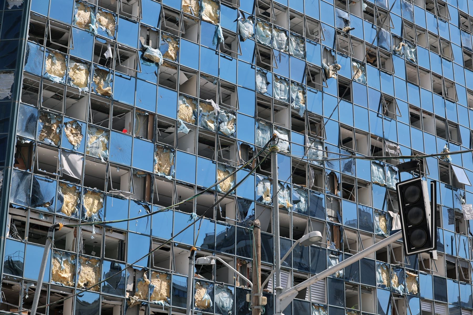 Ventanas dañadas en un complejo de oficinas tras un ataque con misiles iraníes en una zona residencial de Ramat Gan, en el centro de Israel. Foto: AFP
