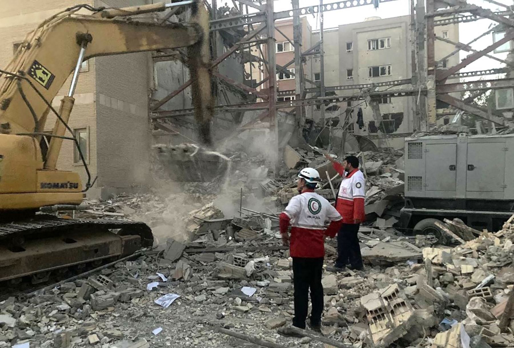 Equipos de rescate retiran escombros de un edificio destruido durante un ataque israelí en Teherán. Foto: AFP