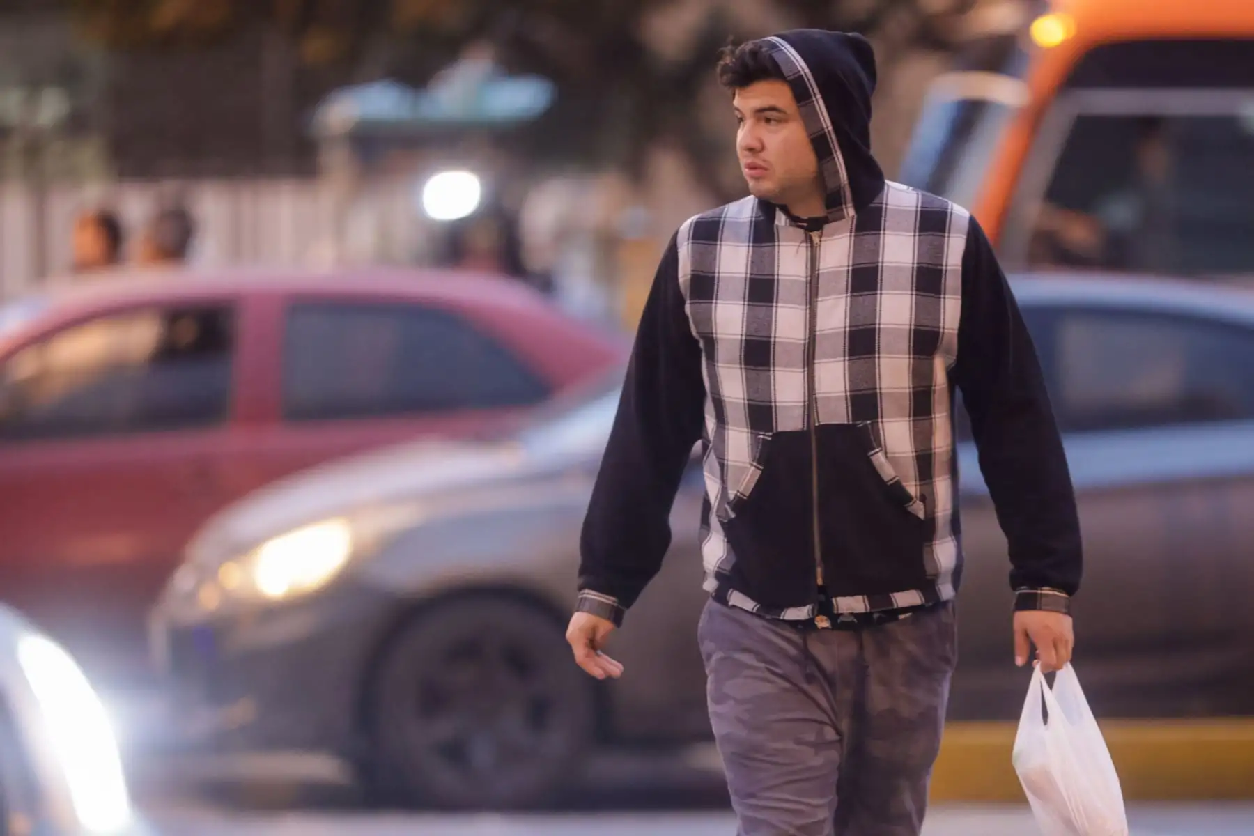 Lima amaneció hoy con 16 grados y una llovizna pronunciada que acentuó la sensación de frío. El cielo nublado y la humedad cercana al 100% generaron un ambiente más helado, obligando a muchos limeños a salir bien abrigados. Según el Senamhi, este viernes 20 de junio comenzará el invierno con un marcado descenso de temperaturas, que en Lima Metropolitana oscilarán entre 11 °C y 15 °C en las noches y madrugadas. Foto: ANDINA/Luis Iparraguirre