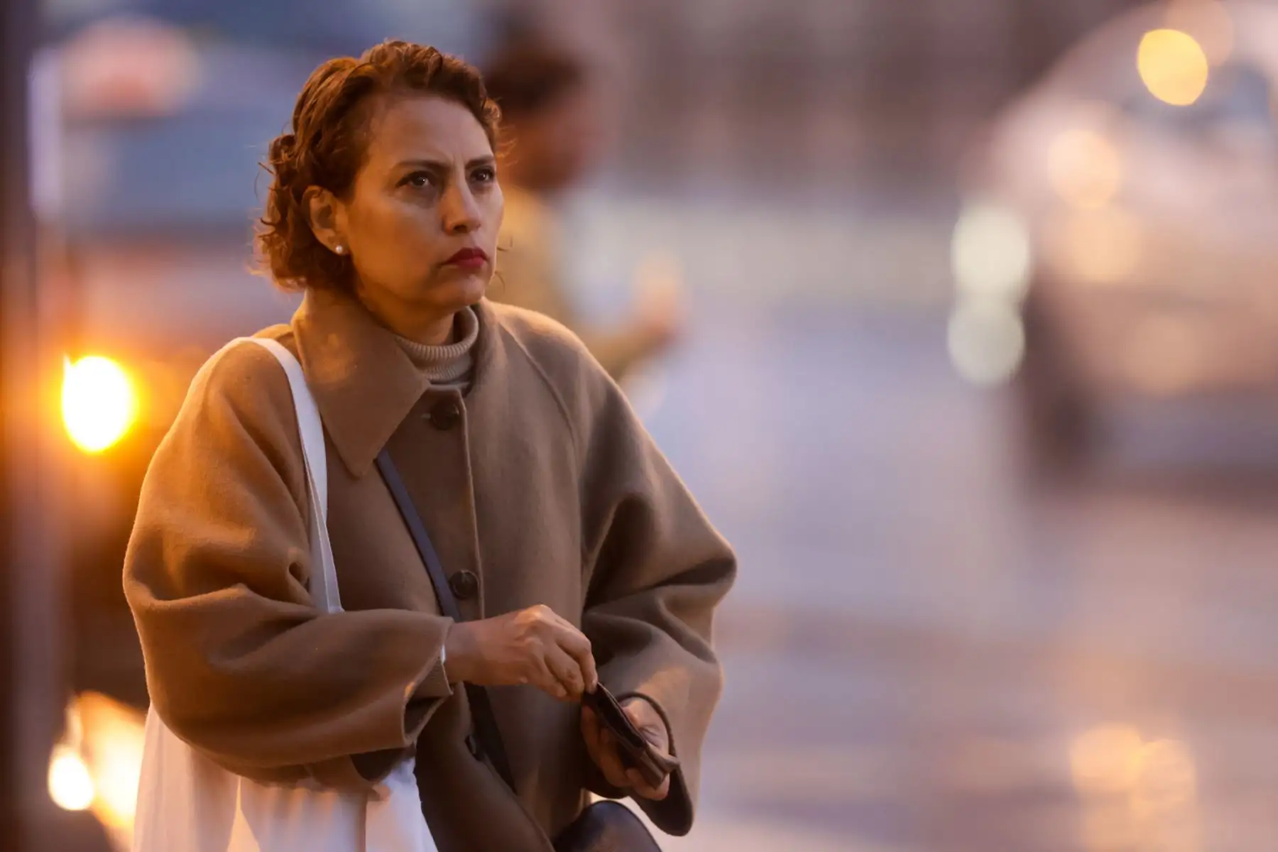 Lima amaneció hoy con 16 grados y una llovizna pronunciada que acentuó la sensación de frío. El cielo nublado y la humedad cercana al 100% generaron un ambiente más helado, obligando a muchos limeños a salir bien abrigados. Según el Senamhi, este viernes 20 de junio comenzará el invierno con un marcado descenso de temperaturas, que en Lima Metropolitana oscilarán entre 11 °C y 15 °C en las noches y madrugadas. Foto: ANDINA/Luis Iparraguirre