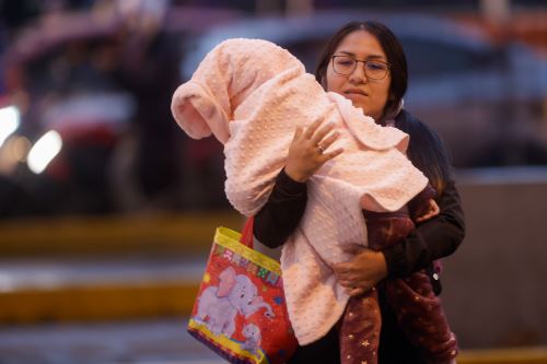 Durante la temporada de invierno, muchas madres de familia optan por abrigar demasiado a sus hijos. Foto: ANDINA/Luis Iparraguirre