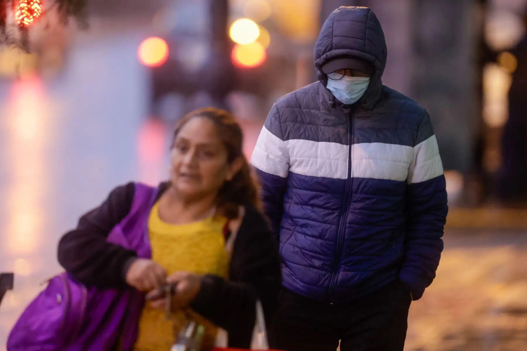 Lima amaneció hoy con 16 grados y una llovizna pronunciada que acentuó la sensación de frío. El cielo nublado y la humedad cercana al 100% generaron un ambiente más helado, obligando a muchos limeños a salir bien abrigados. Según el Senamhi, este viernes 20 de junio comenzará el invierno con un marcado descenso de temperaturas, que en Lima Metropolitana oscilarán entre 11 °C y 15 °C en las noches y madrugadas. Foto: ANDINA/Luis Iparraguirre