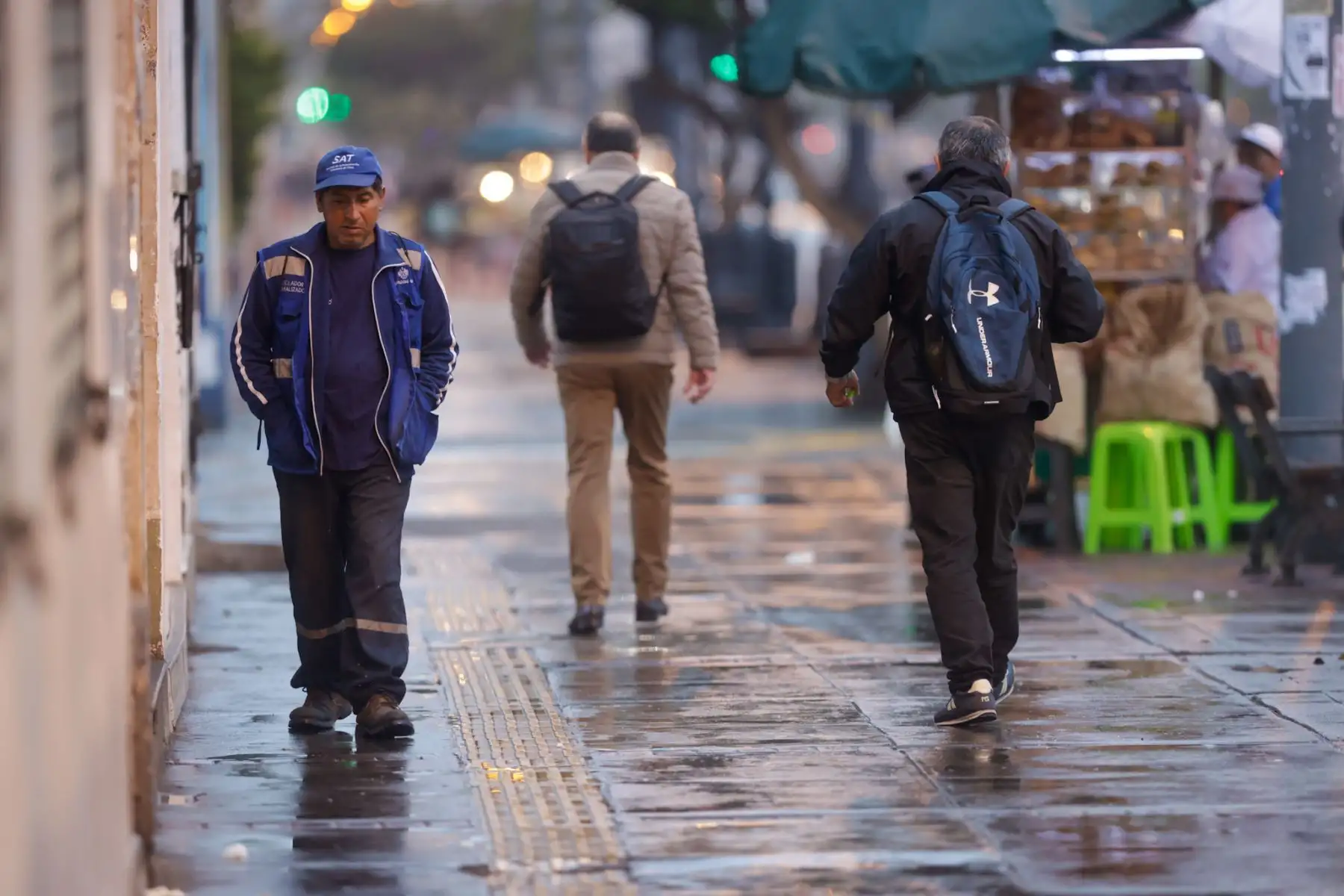 Lima amaneció hoy con 16 grados y una llovizna pronunciada que acentuó la sensación de frío. El cielo nublado y la humedad cercana al 100% generaron un ambiente más helado, obligando a muchos limeños a salir bien abrigados. Según el Senamhi, este viernes 20 de junio comenzará el invierno con un marcado descenso de temperaturas, que en Lima Metropolitana oscilarán entre 11 °C y 15 °C en las noches y madrugadas. Foto: ANDINA/Luis Iparraguirre