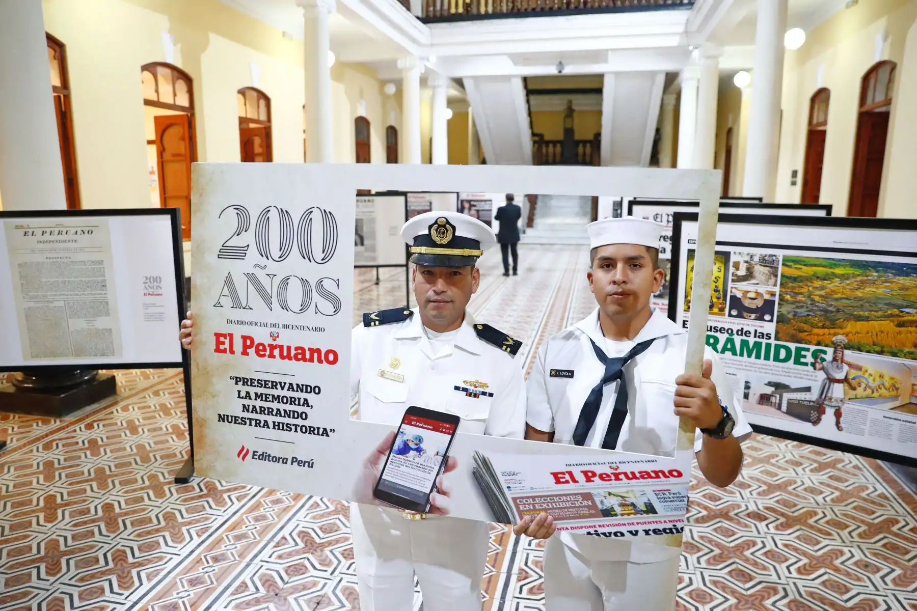 En el marco de las actividades por el Bicentenario del Diario Oficial El Peruano en la región Lambayeque, se inauguró la exposición itinerante de portadas históricas del diario y de páginas centrales con reportajes sobre Lambayeque en la Municipalidad de Chiclayo. Foto: ANDINA/Daniel Bracamonte