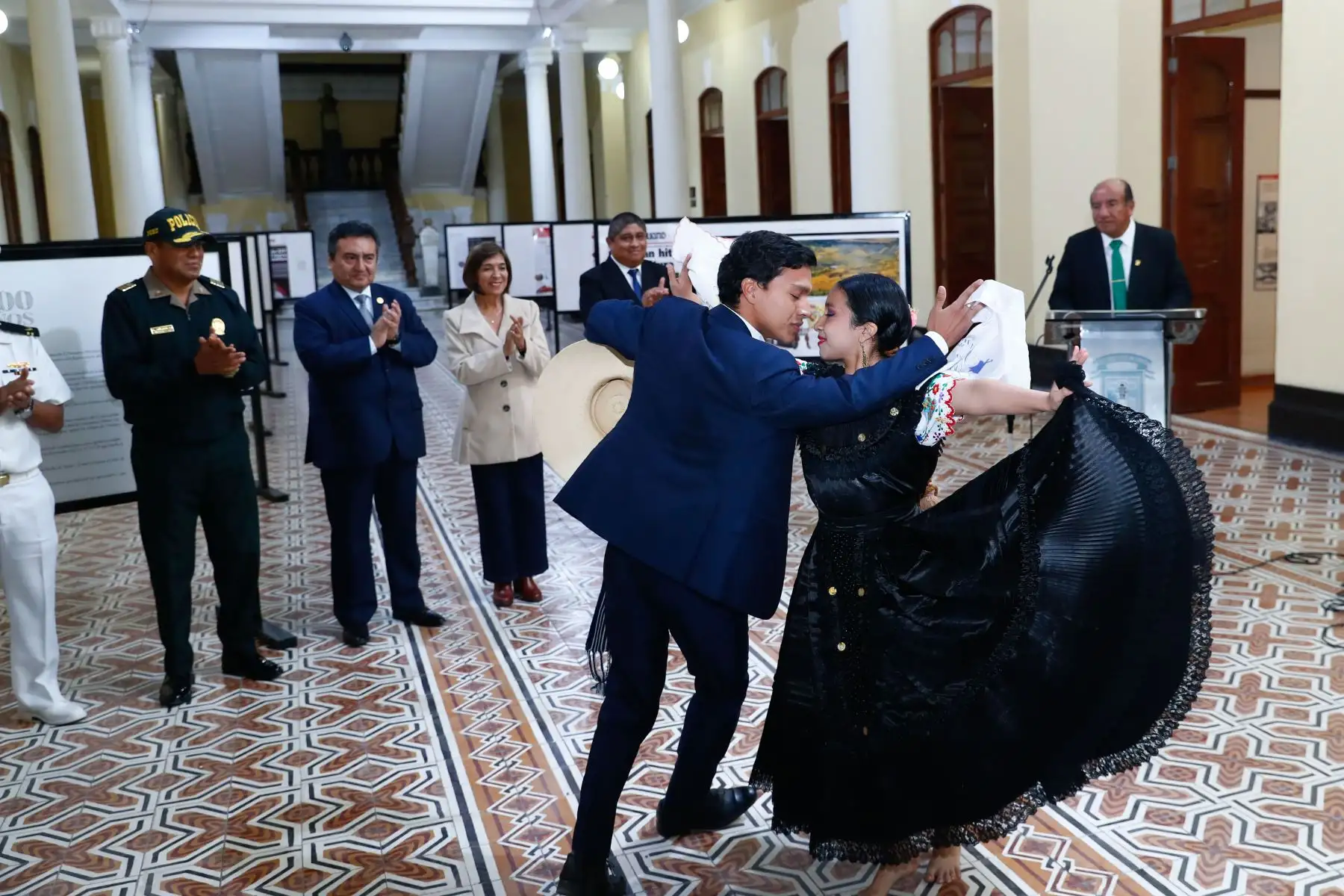 Durante la inauguración de la exposición itinerante de portadas históricas del Diario Oficial El Peruano por su Bicentenario, así como de sus páginas centrales con reportajes sobre Lambayeque, que tuvo lugar en la Municipalidad de Chiclayo, se realizó una demostración de marinera norteña para el deleite del público asistente. Foto: ANDINA/Daniel Bracamonte