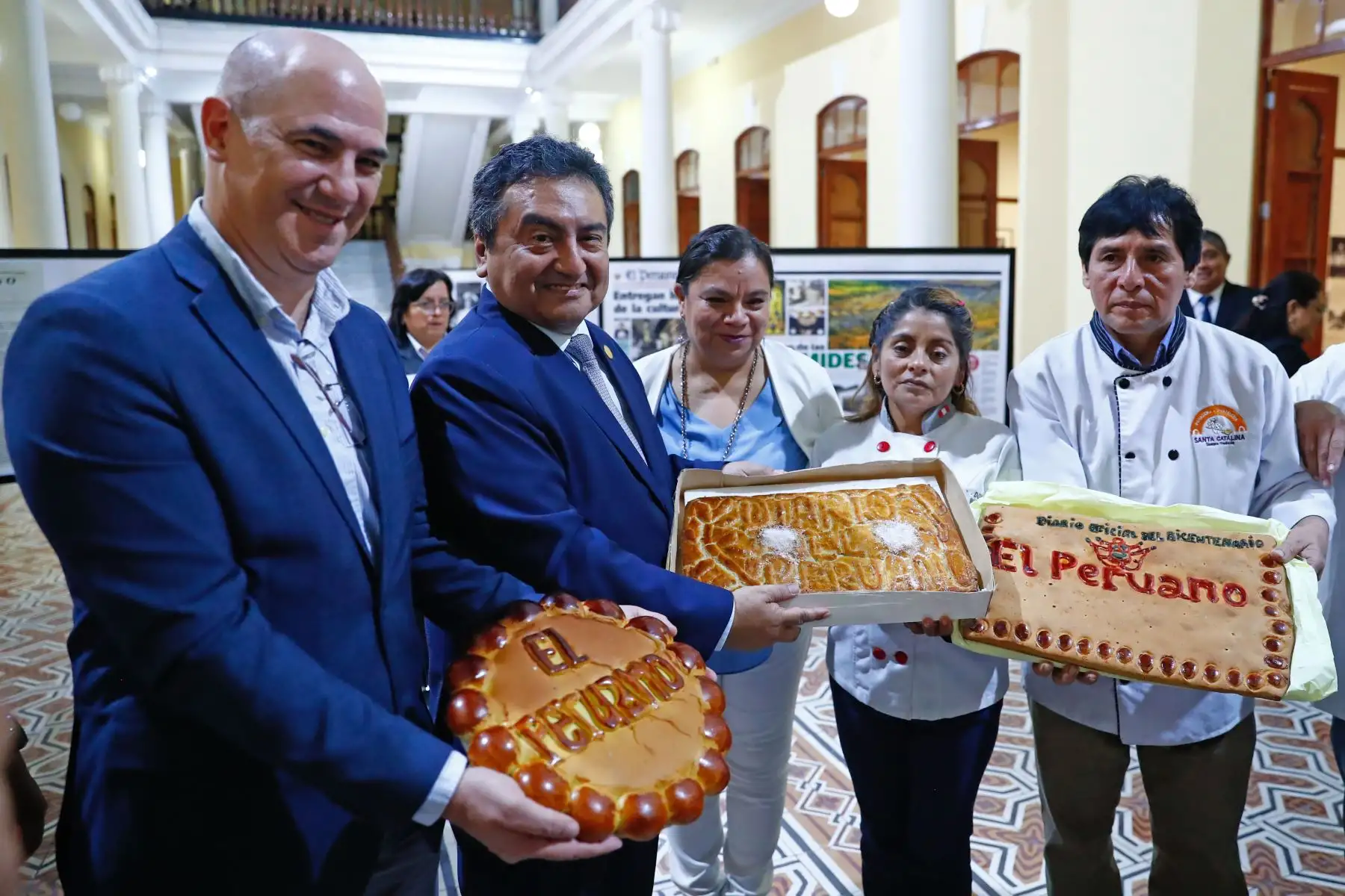 Panaderos de la región Lambayeque realizaron un homenaje a su estilo al Diario Oficial El Peruano por su Bicentenario durante la inauguración de la exposición itinerante de portadas históricas del diario y de páginas centrales con reportajes sobre Lambayeque, que se realizó en la Municipalidad de Chiclayo. Foto: ANDINA/Daniel Bracamonte