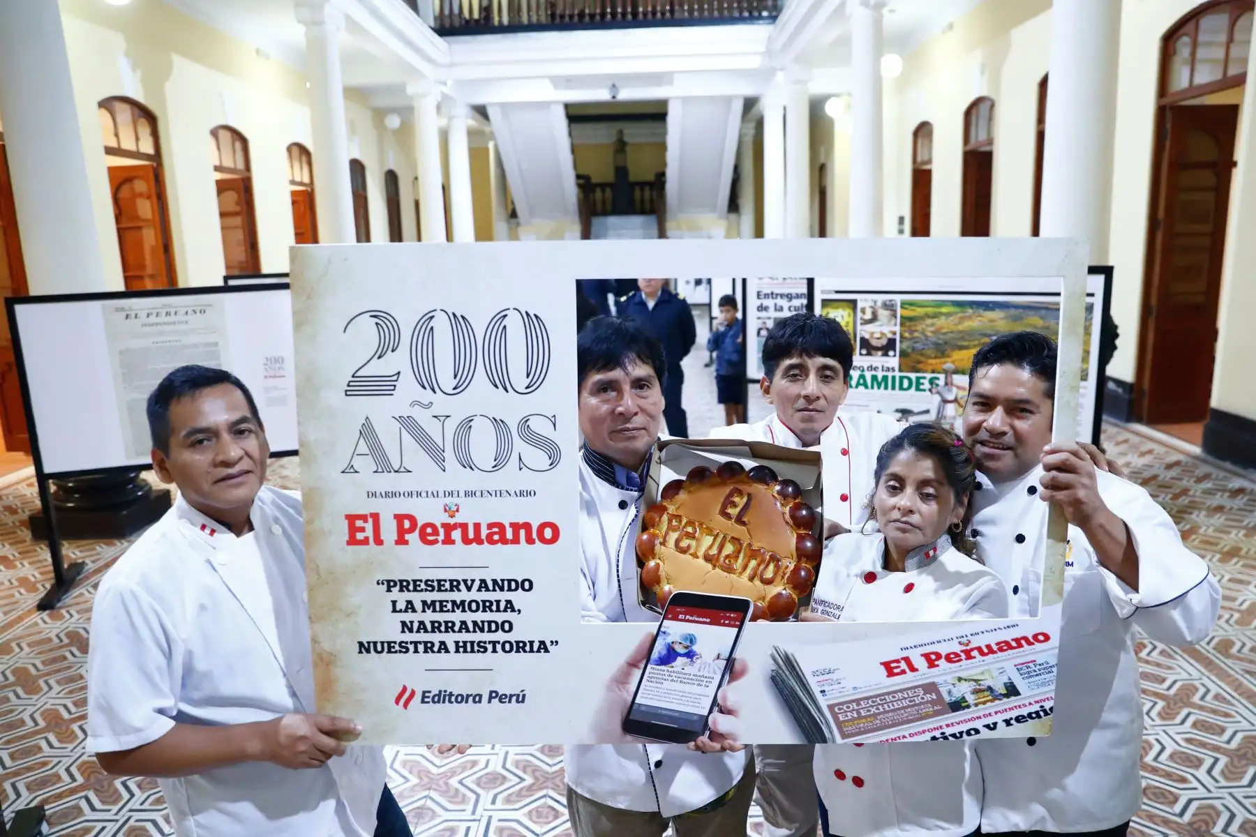 Panaderos de la región Lambayeque realizaron un homenaje a su estilo al Diario Oficial El Peruano por su Bicentenario durante la inauguración de la exposición itinerante de portadas históricas del diario y de páginas centrales con reportajes sobre Lambayeque, que se realizó en la Municipalidad de Chiclayo. Foto: ANDINA/Daniel Bracamonte