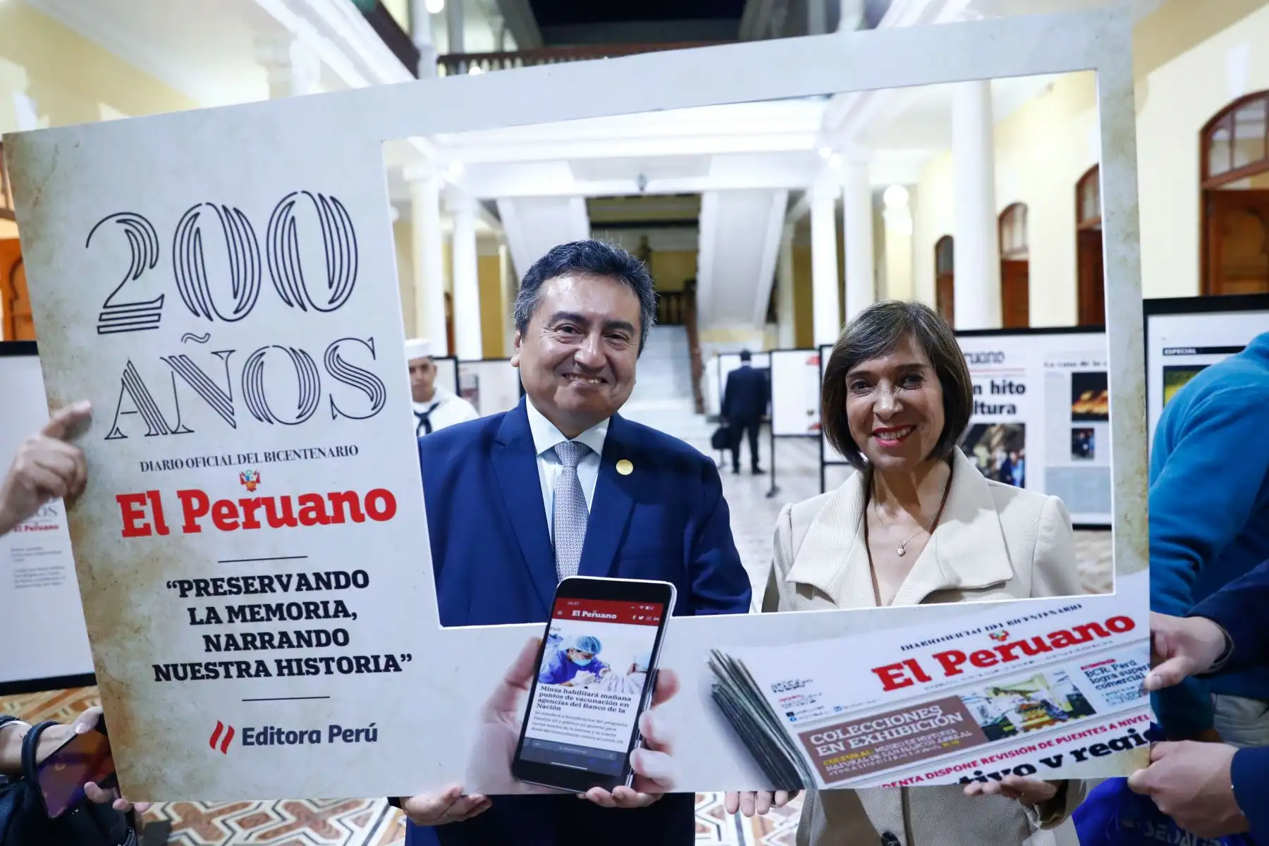 En el marco de las actividades por el Bicentenario del Diario Oficial El Peruano en la región Lambayeque, se inauguró la exposición itinerante de portadas históricas del diario y de páginas centrales con reportajes sobre Lambayeque en la Municipalidad de Chiclayo. Participaron el director Félix Paz y la alcaldesa de Chiclayo, Janet Cubas. Foto: ANDINA/Daniel Bracamonte