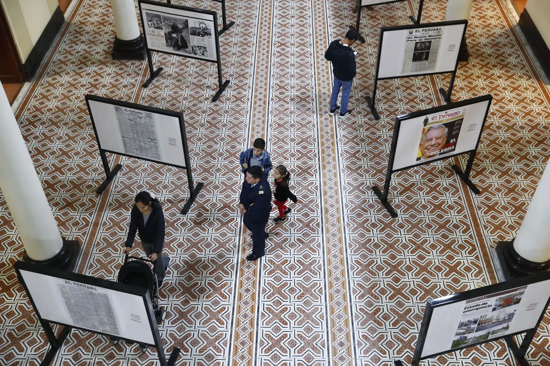 En el marco de las actividades por el Bicentenario del Diario Oficial El Peruano en la región Lambayeque, se inauguró la exposición itinerante de portadas históricas del diario y de páginas centrales con reportajes sobre Lambayeque en la Municipalidad de Chiclayo. Foto: ANDINA/Daniel Bracamonte