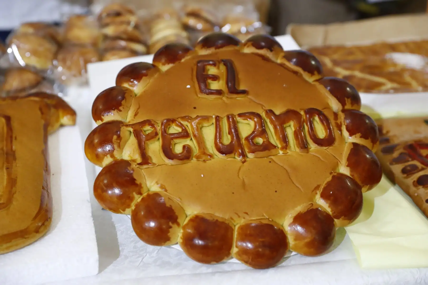 Panaderos de la región Lambayeque realizaron un homenaje a su estilo al Diario Oficial El Peruano por su Bicentenario durante la inauguración de la exposición itinerante de portadas históricas del diario y de páginas centrales con reportajes sobre Lambayeque, que se realizó en la Municipalidad de Chiclayo. Foto: ANDINA/Daniel Bracamonte