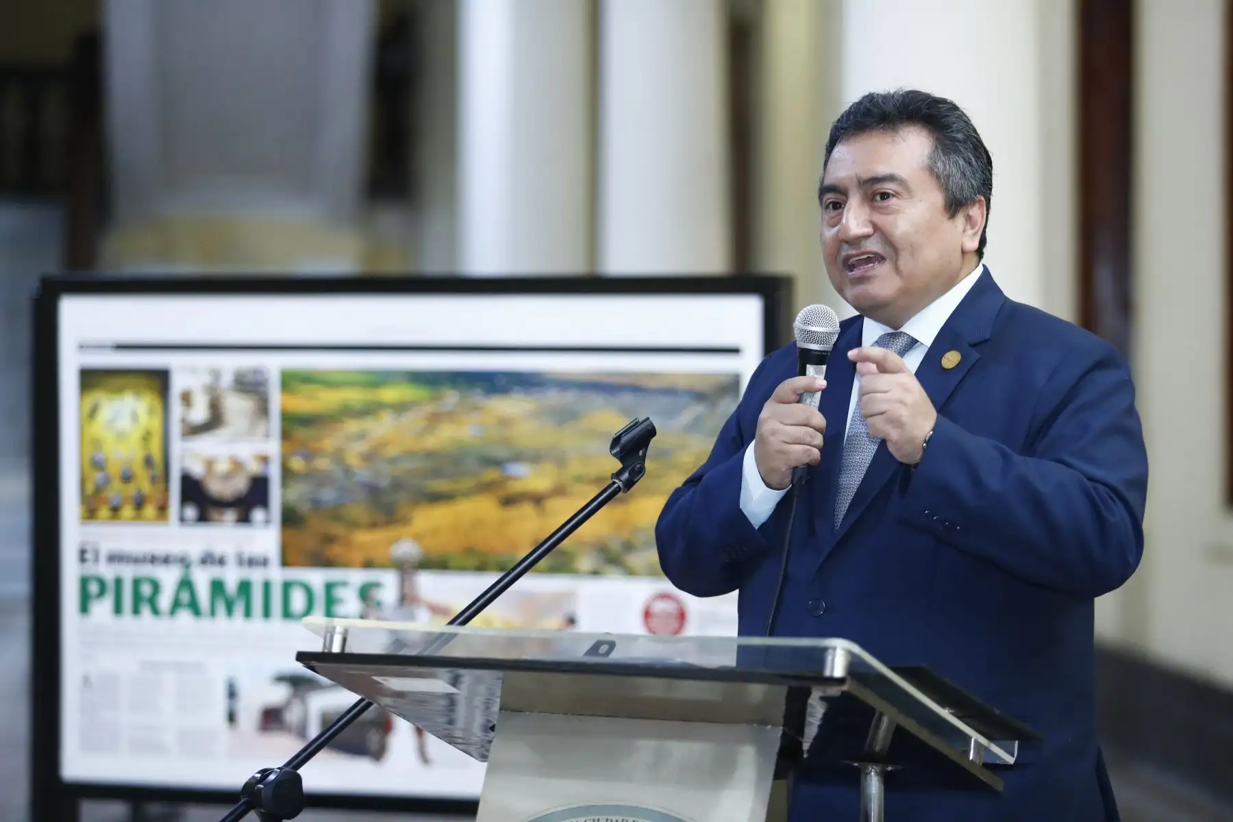 En el marco de las actividades por el Bicentenario del Diario Oficial El Peruano en la región Lambayeque, se inauguró la exposición itinerante de portadas históricas del diario y de páginas centrales con reportajes sobre Lambayeque en la Municipalidad de Chiclayo. Participaron el director Félix Paz y la alcaldesa de Chiclayo, Janet Cubas. Foto: ANDINA/Daniel Bracamonte