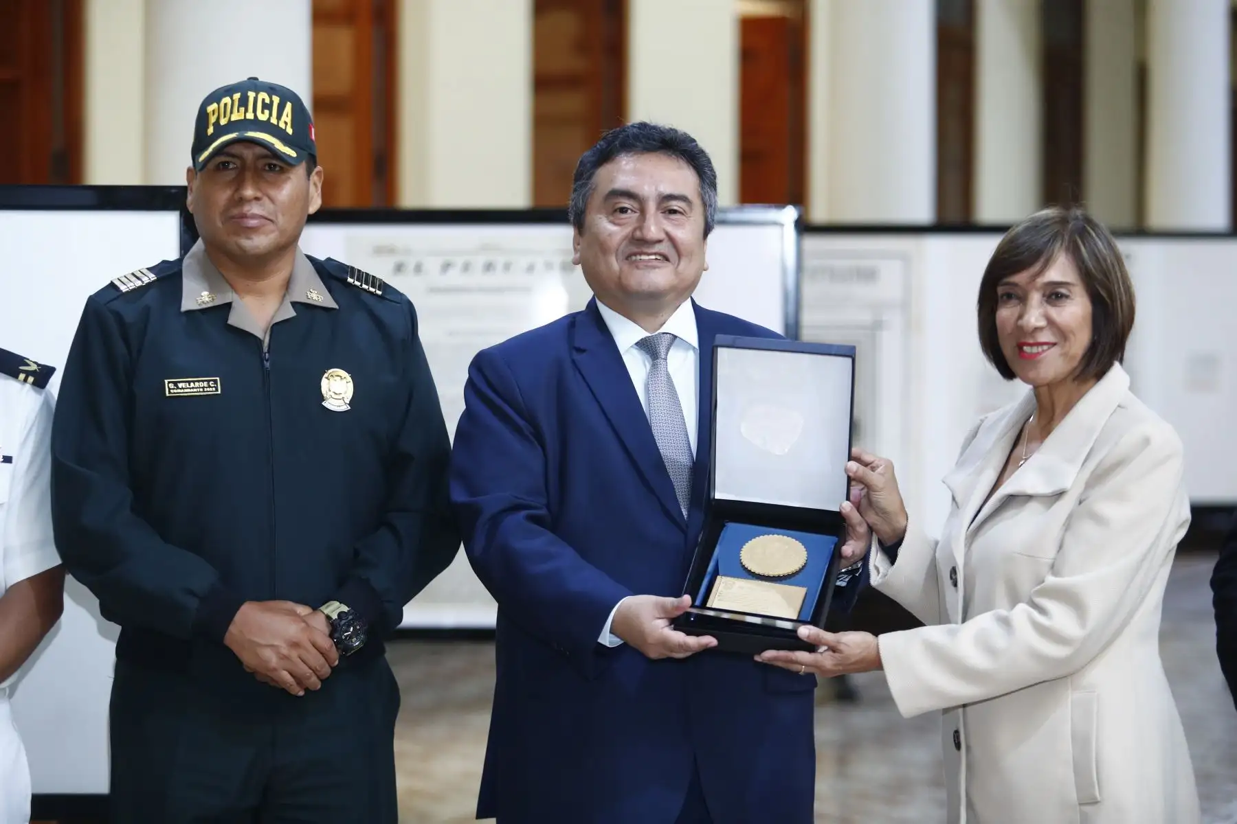En el marco de las actividades por el Bicentenario del Diario Oficial El Peruano en la región Lambayeque, se inauguró la exposición itinerante de portadas históricas del diario y de páginas centrales con reportajes sobre Lambayeque en la Municipalidad de Chiclayo. Participaron el director Félix Paz y la alcaldesa de Chiclayo, Janet Cubas. Foto: ANDINA/Daniel Bracamonte
