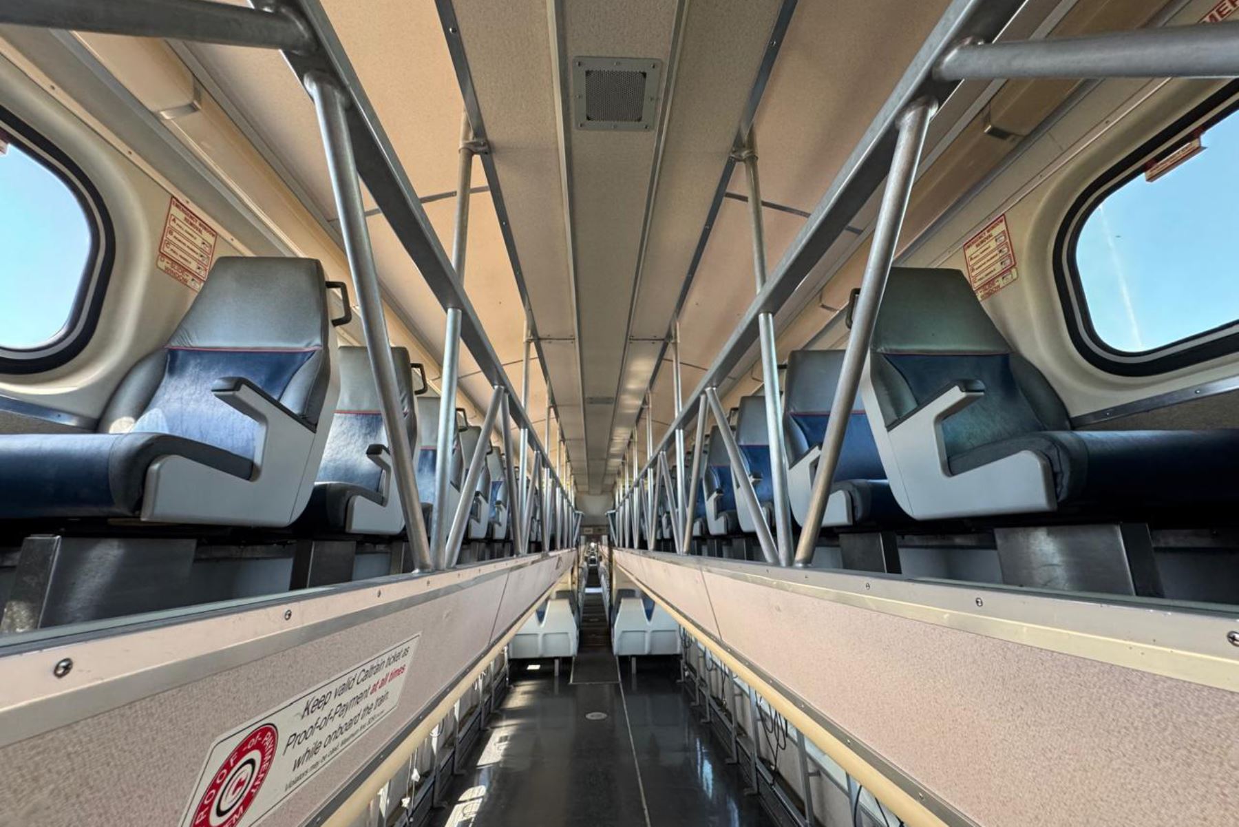 El servicio ferroviario Chosica–Lima contempla vagones de dos niveles, con aire acondicionado y estructura de acero inoxidable, diseñados para ofrecer un traslado rápido, seguro y eficiente. La marcha blanca está prevista para finales de julio. Foto: ANDINA/ Difusión