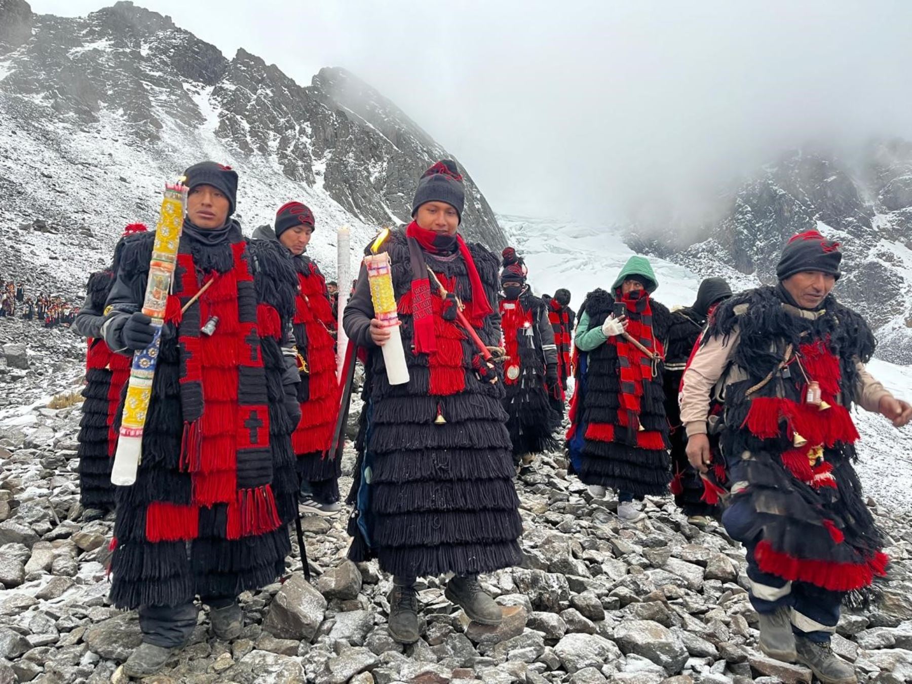 Devotos del Señor de Qoyllur Riti, conocidos como ukumaris, ascendieron hasta la cumbre del nevado Colquepunko, región Cusco. ANDINA/Percy Hurtado Santillán