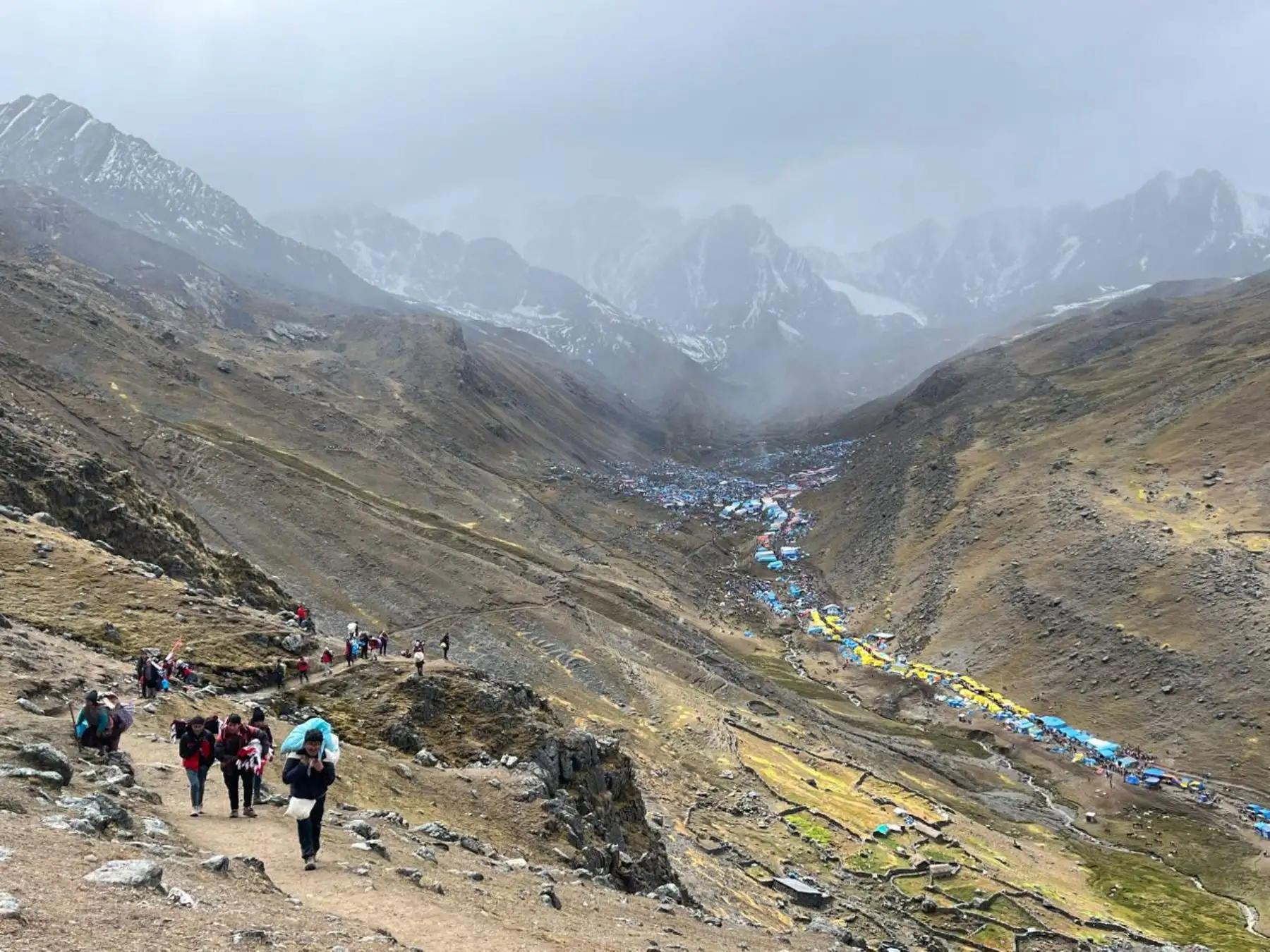 La magnitud de fieles y curiosos que llegaron con sus carpas y plásticos se puede apreciar desde lo alto del nevado, y el resto cumbres rocosas que abraza celosamente el Sinak