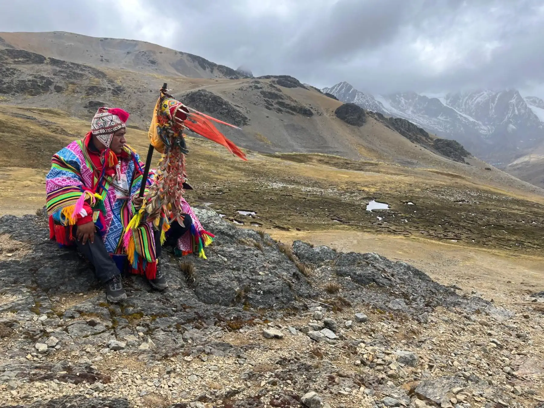 La magnitud de fieles y curiosos que llegaron con sus carpas y plásticos se puede apreciar desde lo alto del nevado, y el resto cumbres rocosas que abraza celosamente el Sinak