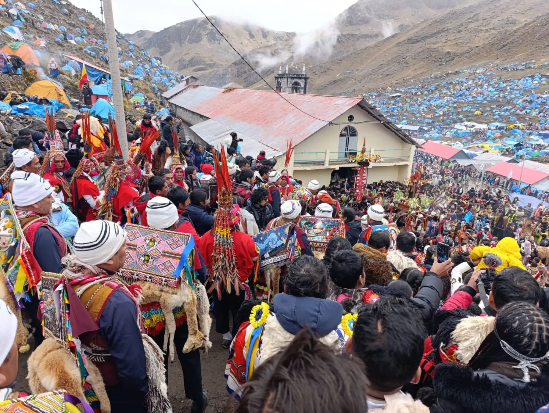 Se calcula que más de 140 mil fieles concurren al santuario, aunque esta cifra podría incrementarse por la atracción, la fe, devoción, milagros y castigos que esperan ser redimidos con la riesgosa caminata al “Cristo Campesino”, al Cristo de la nieve resplandeciente (Qoyllur Riti). Foto: ANDINA/ Percy Hurtado Santillán