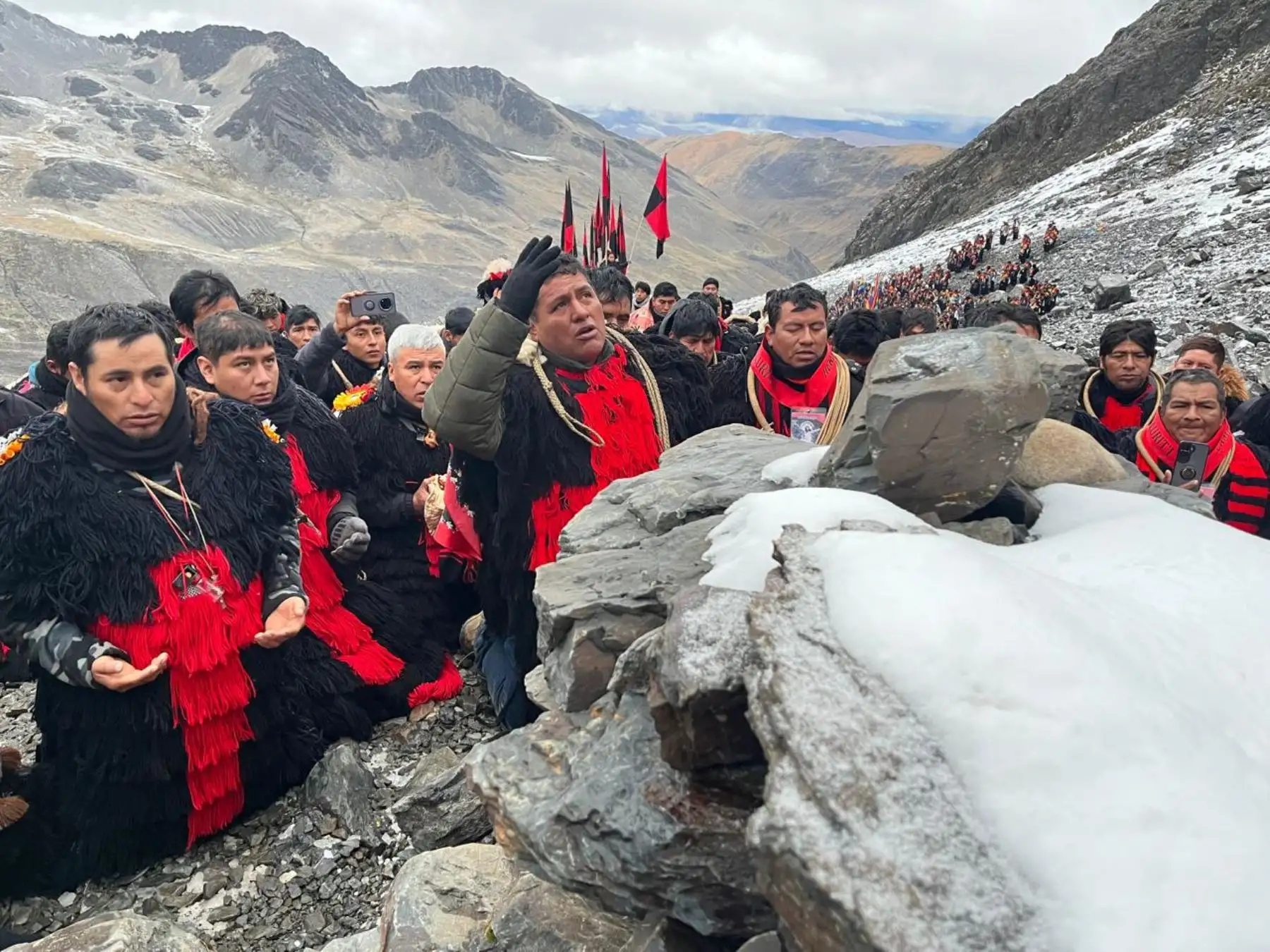 La peregrinación más grande del mundo”, que comienza desde la ciudad del Cusco, a la cual arriban desde el sur del Perú y otros países, fue masiva y aún continúa. Las comparsas, cuadrillas de danzantes, familias y turistas, participaron sin mayores incidentes. Foto: ANDINA/ Percy Hurtado Santillán