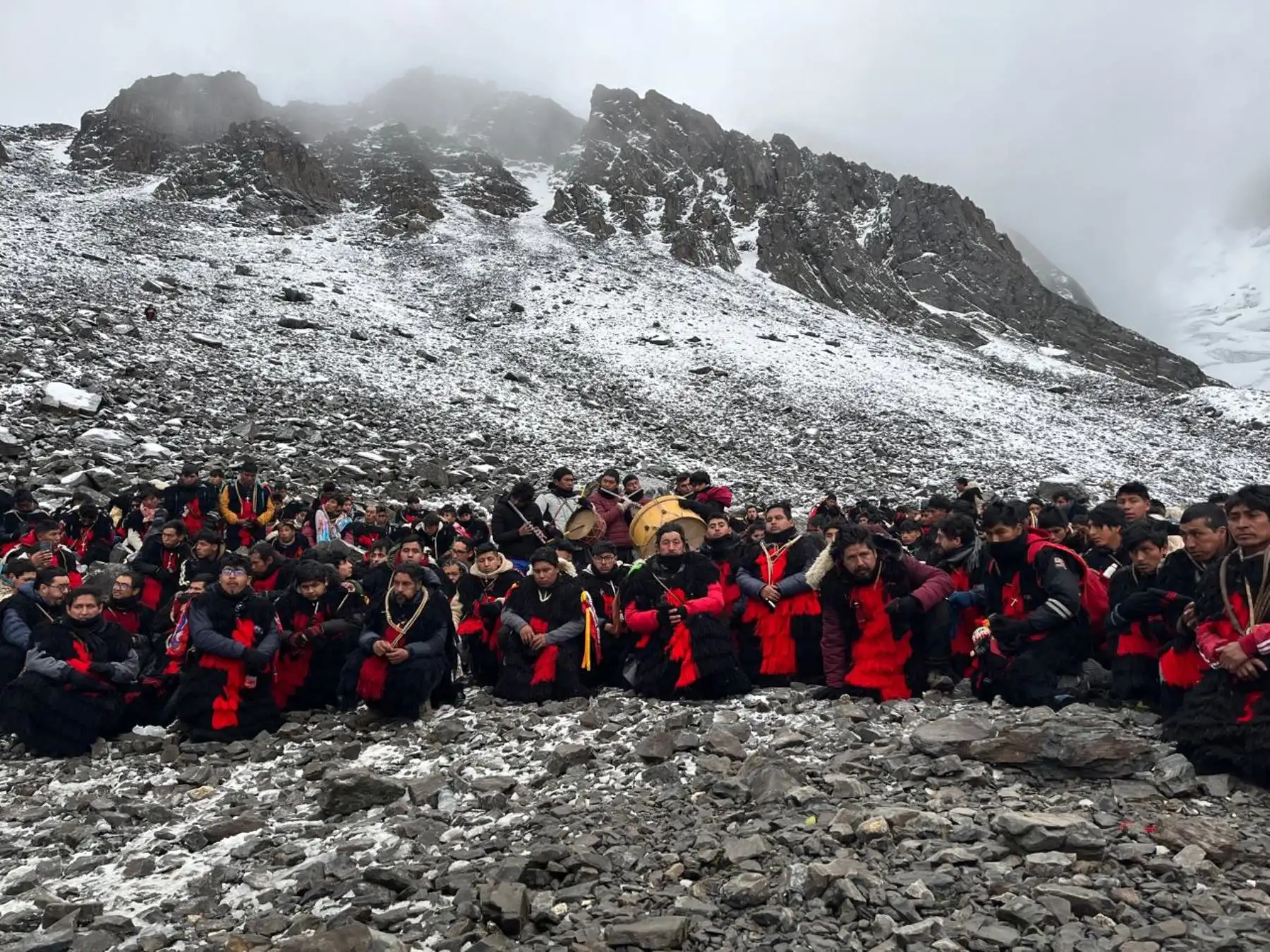 La peregrinación más grande del mundo”, que comienza desde la ciudad del Cusco, a la cual arriban desde el sur del Perú y otros países, fue masiva y aún continúa. Las comparsas, cuadrillas de danzantes, familias y turistas, participaron sin mayores incidentes. Foto: ANDINA/ Percy Hurtado Santillán