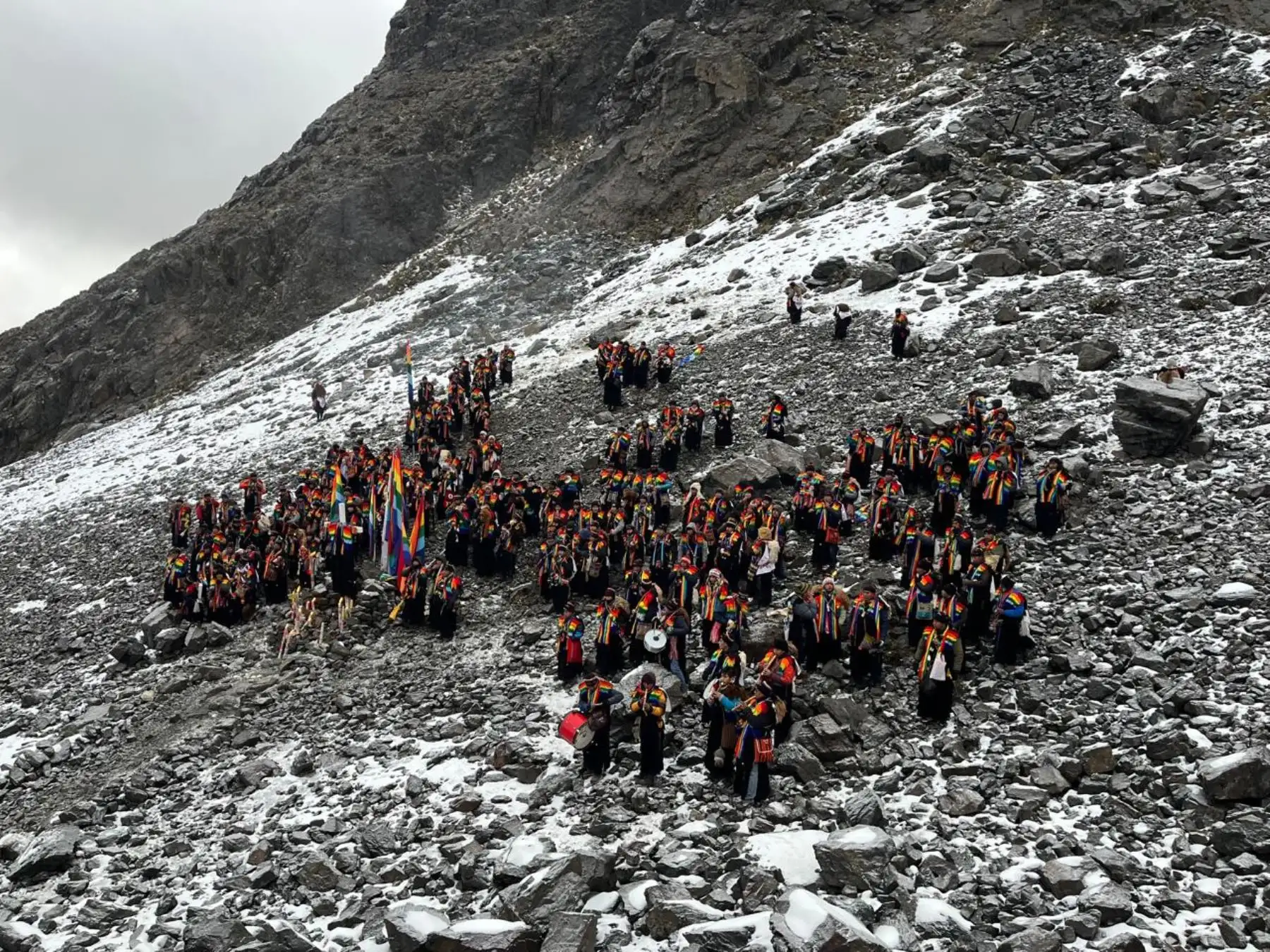 La caída de nieve acompañó este año a los peregrinos, fenómeno conocido por lugareños como “acarapi”, la precipitación sólida sorprendió a muchos que escalaron, le puso un matiz de bendición, que causó sensación y a la vez preocupación ante posibles afecciones a la salud. Foto: ANDINA/ Percy Hurtado Santillán