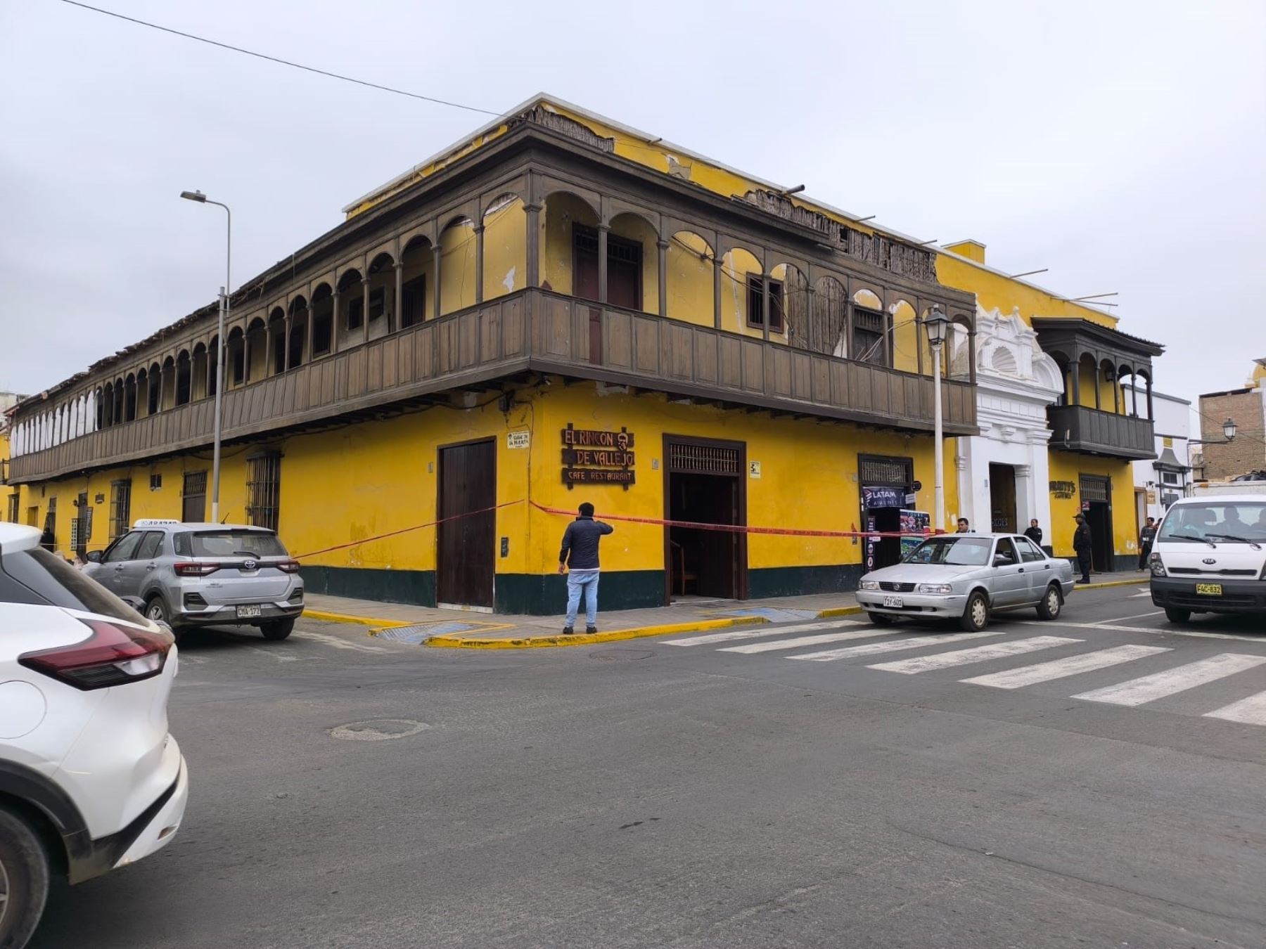 La municipalidad de Trujillo clausuró la casona histórica donde se hospedó el poeta César Vallejo en su época de estudiante en la entonces Universidad de La Libertad, tras el colapso de una cornisa del antiguo inmueble. Foto: ANDINA/difusión.