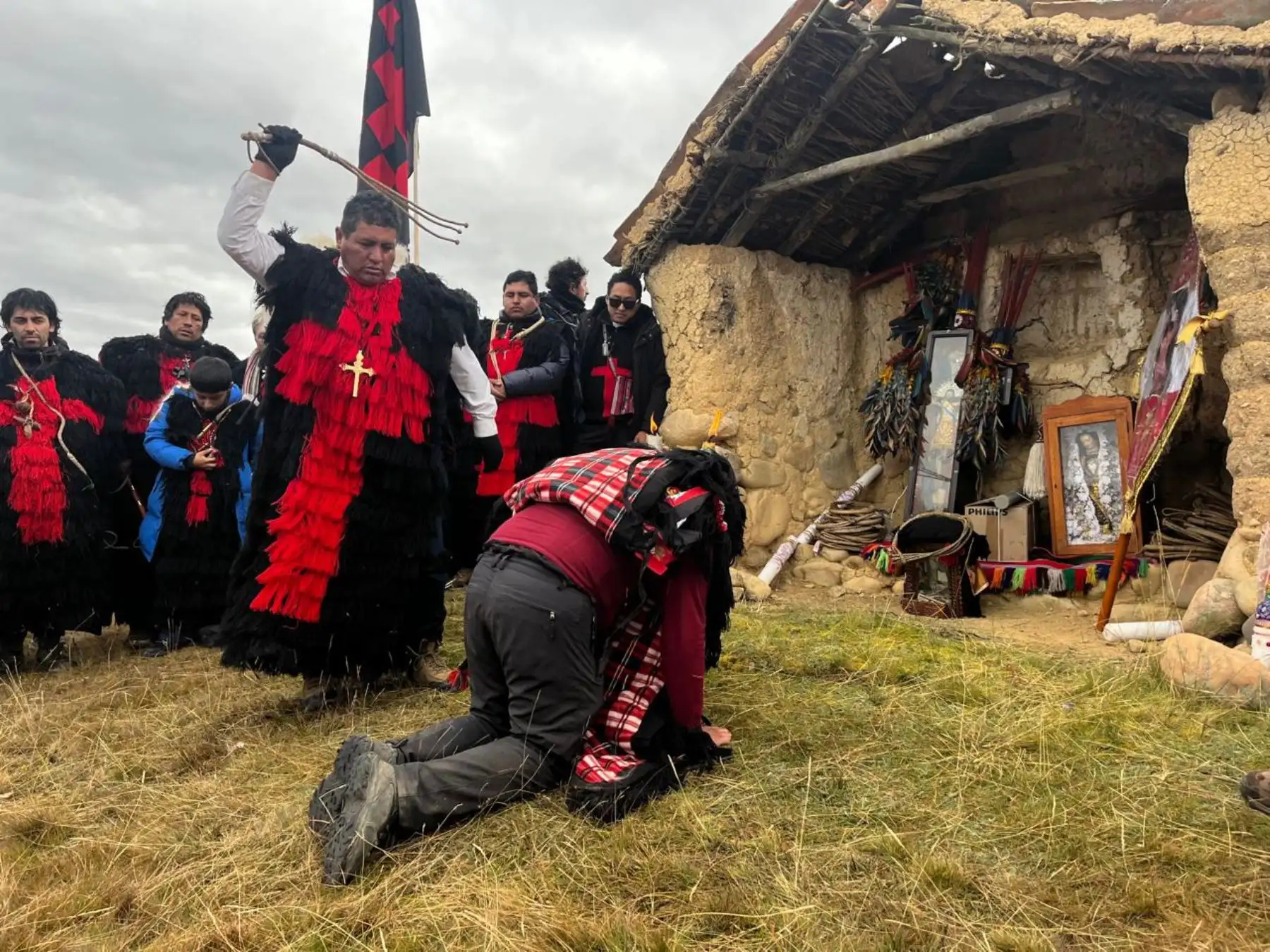 Se calcula que más de 140 mil fieles concurren al santuario, aunque esta cifra podría incrementarse por la atracción, la fe, devoción, milagros y castigos que esperan ser redimidos con la riesgosa caminata al “Cristo Campesino”, al Cristo de la nieve resplandeciente (Qoyllur Riti). Foto: ANDINA/ Percy Hurtado Santillán