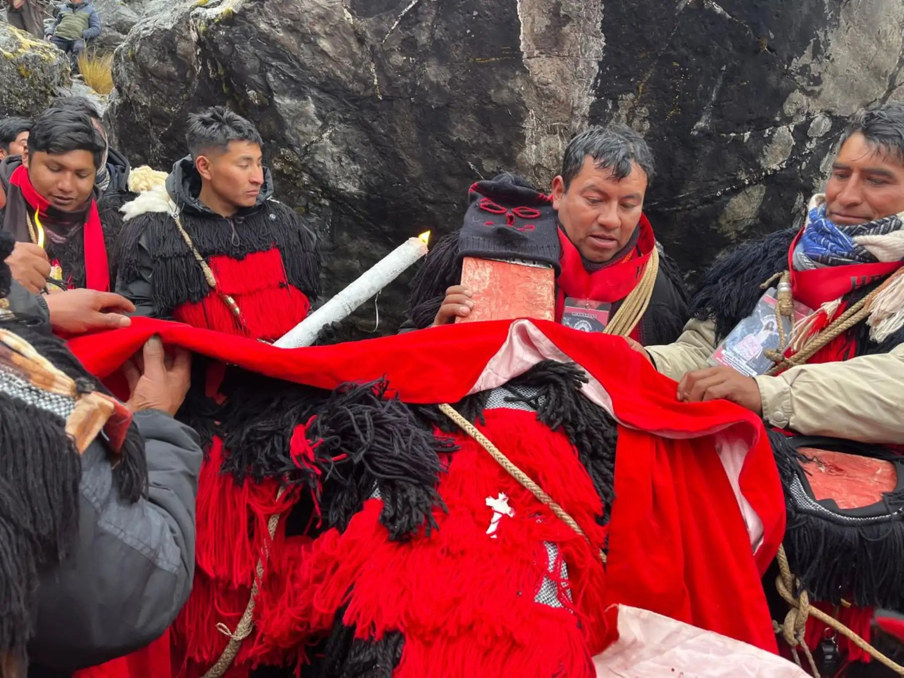 Se calcula que más de 140 mil fieles concurren al santuario, aunque esta cifra podría incrementarse por la atracción, la fe, devoción, milagros y castigos que esperan ser redimidos con la riesgosa caminata al “Cristo Campesino”, al Cristo de la nieve resplandeciente (Qoyllur Riti). Foto: ANDINA/ Percy Hurtado Santillán