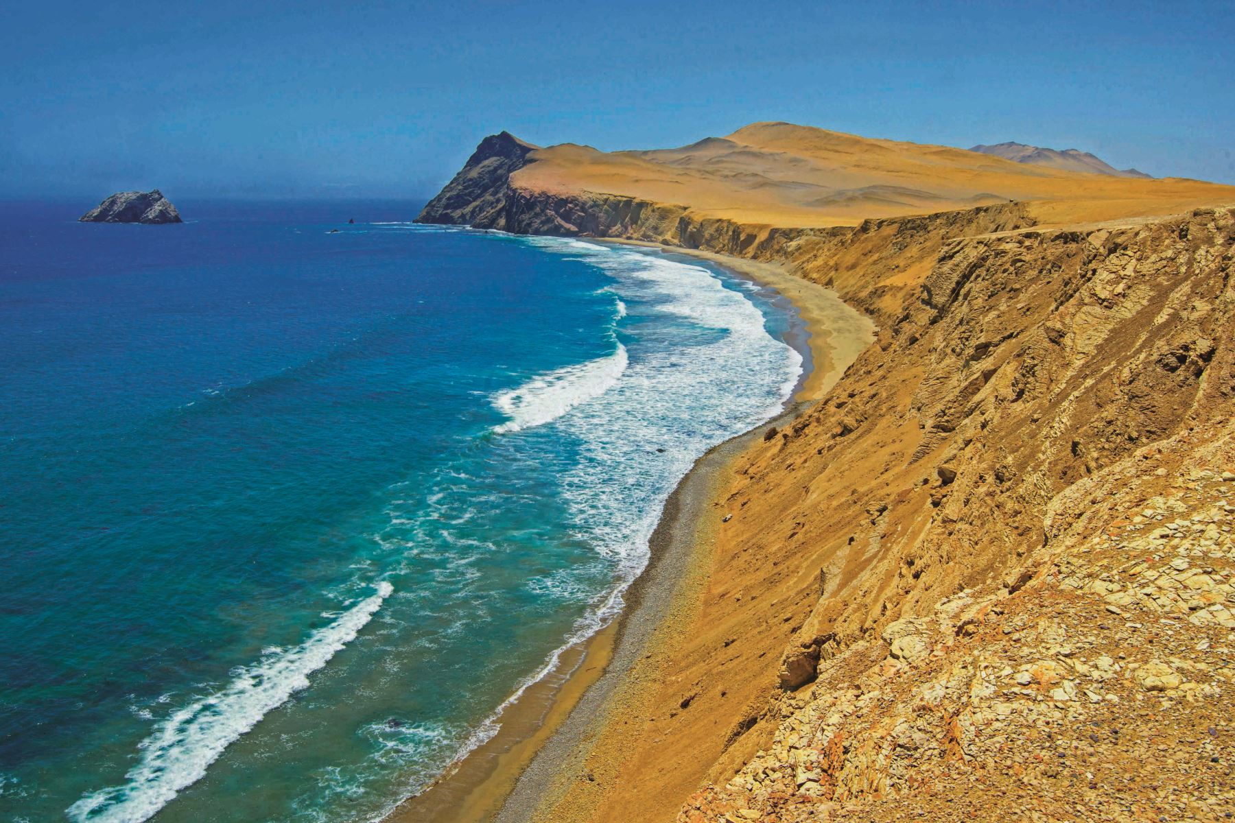 La Reserva Nacional de Paracas, ubicada en la costa sur del Perú, combina desierto y mar, y es hábitat de lobos marinos, aves guaneras y especies marinas clave, siendo un ejemplo de conservación en zonas áridas y marinas. Foto: Cortesía/ Revista Viajeros