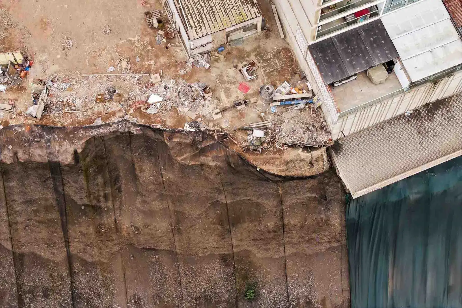 En distritos como Magdalena del Mar y San Miguel, varios edificios y viviendas se han construido peligrosamente cerca del borde del acantilado de la Costa Verde. Foto: ANDINA/ Braian Reyna