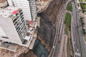 En distritos como Magdalena del Mar y San Miguel, varios edificios y viviendas se han construido peligrosamente cerca del borde del acantilado de la Costa Verde. Foto: ANDINA/ Braian Reyna