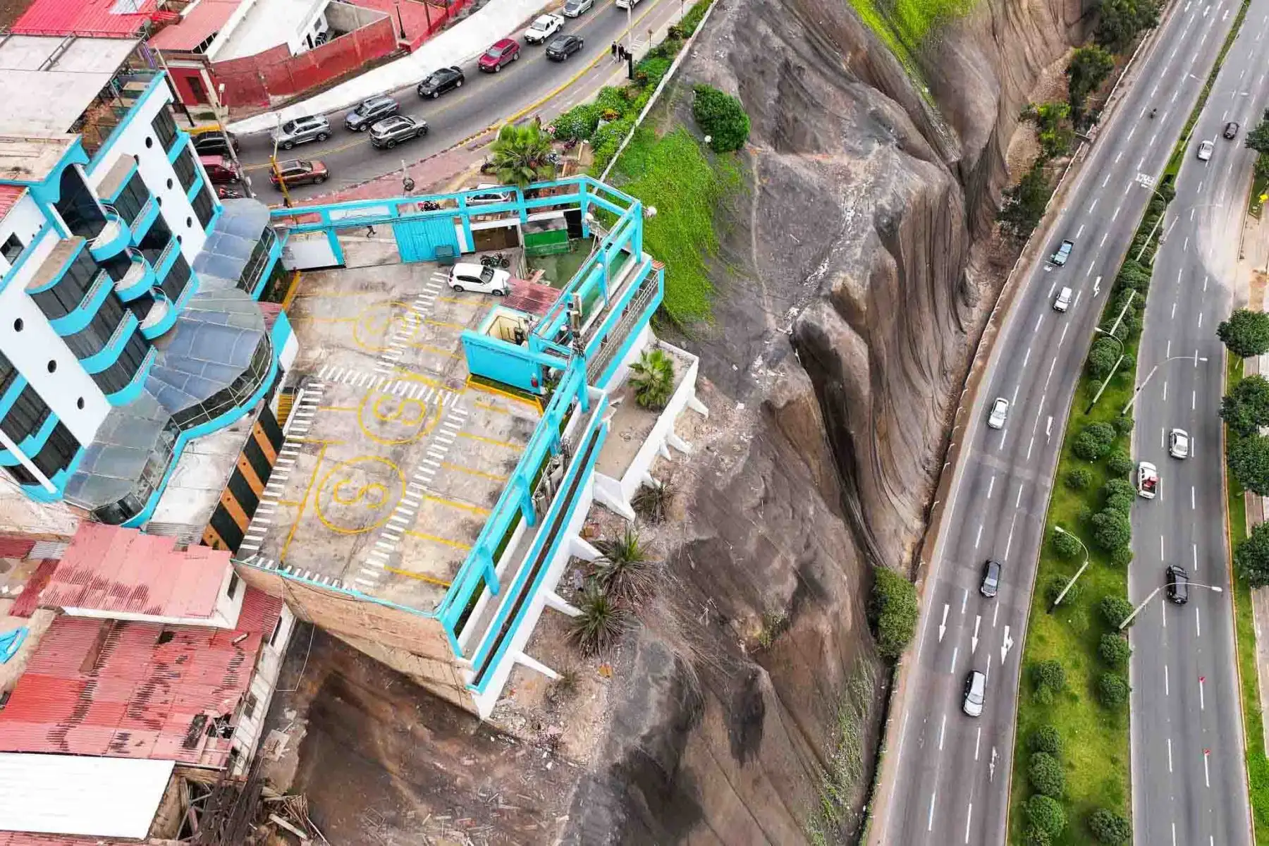 Estas zonas, afectadas por la constante erosión del terreno y la falta de una planificación urbana adecuada, enfrentan un alto riesgo ante un sismo de gran magnitud. Foto: ANDINA/ Braian Reyna