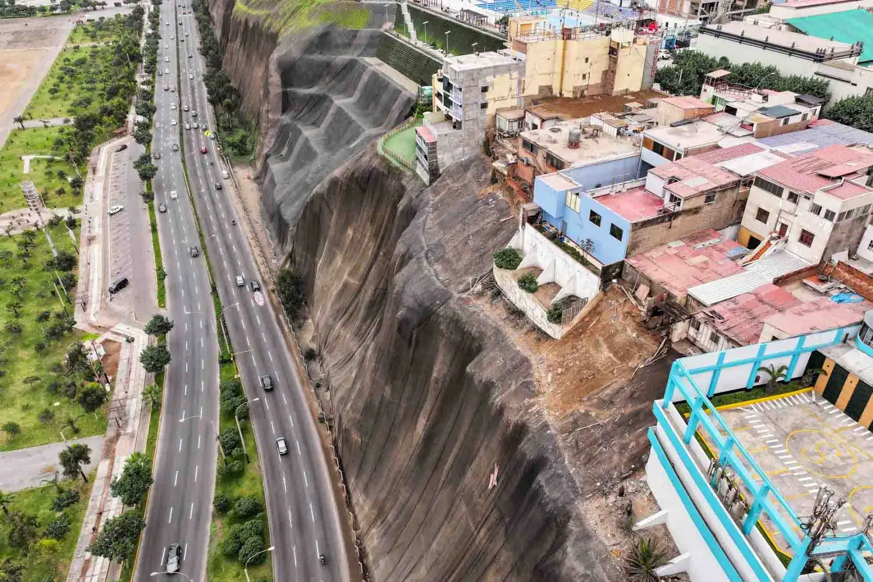 Estas zonas, afectadas por la constante erosión del terreno y la falta de una planificación urbana adecuada, enfrentan un alto riesgo ante un sismo de gran magnitud. Foto: ANDINA/ Braian Reyna
