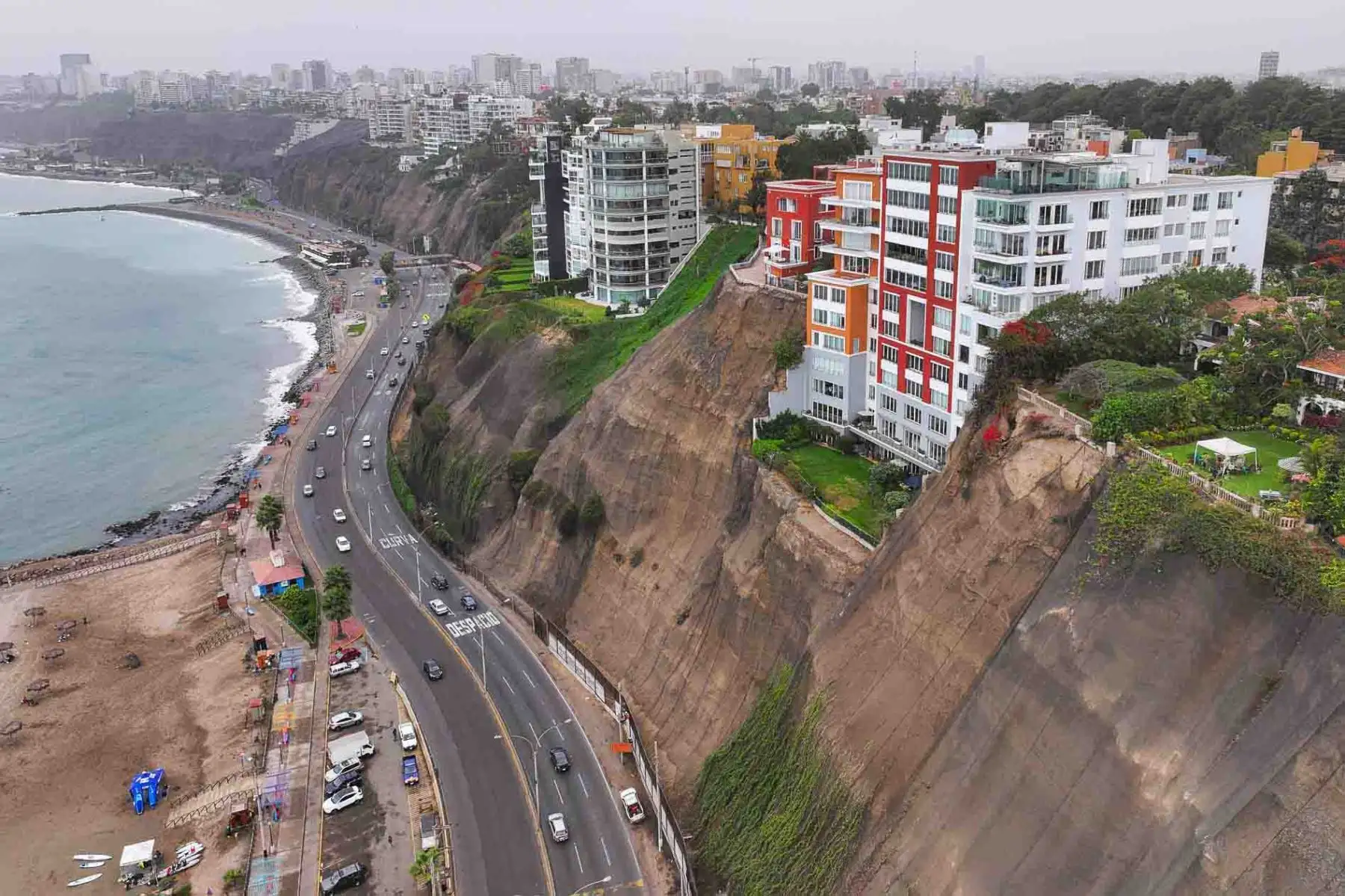 Estas zonas, afectadas por la constante erosión del terreno y la falta de una planificación urbana adecuada, enfrentan un alto riesgo ante un sismo de gran magnitud. Foto: ANDINA/ Braian Reyna