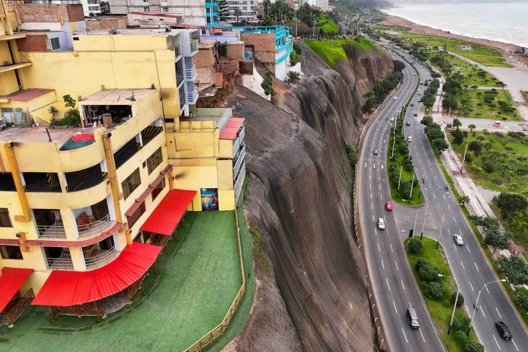 Estas zonas, afectadas por la constante erosión del terreno y la falta de una planificación urbana adecuada, enfrentan un alto riesgo ante un sismo de gran magnitud. Foto: ANDINA/ Braian Reyna