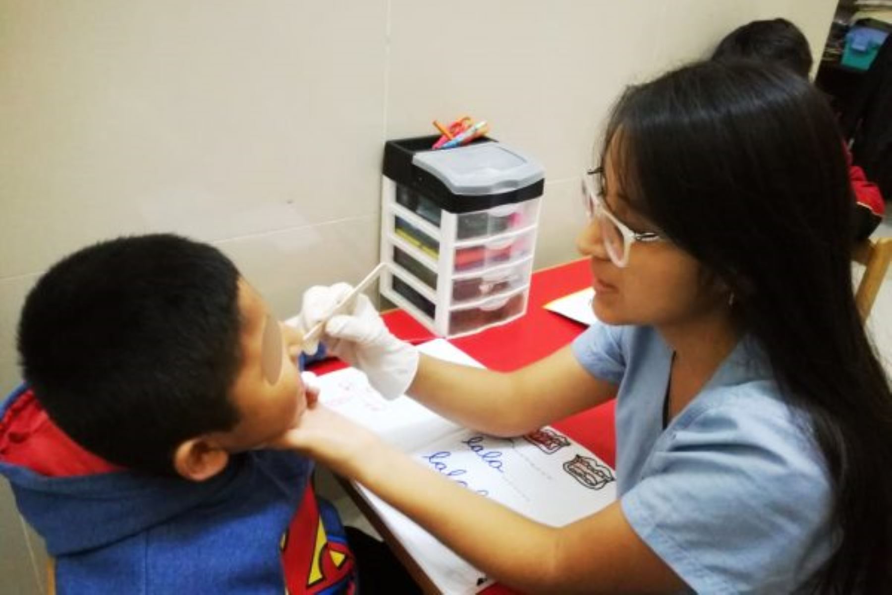 En el Perú existen más de medio millón de personas con limitación permanente para oír, lo que impacta la comunicación y el desarrollo del lenguaje. Foto: Difusión