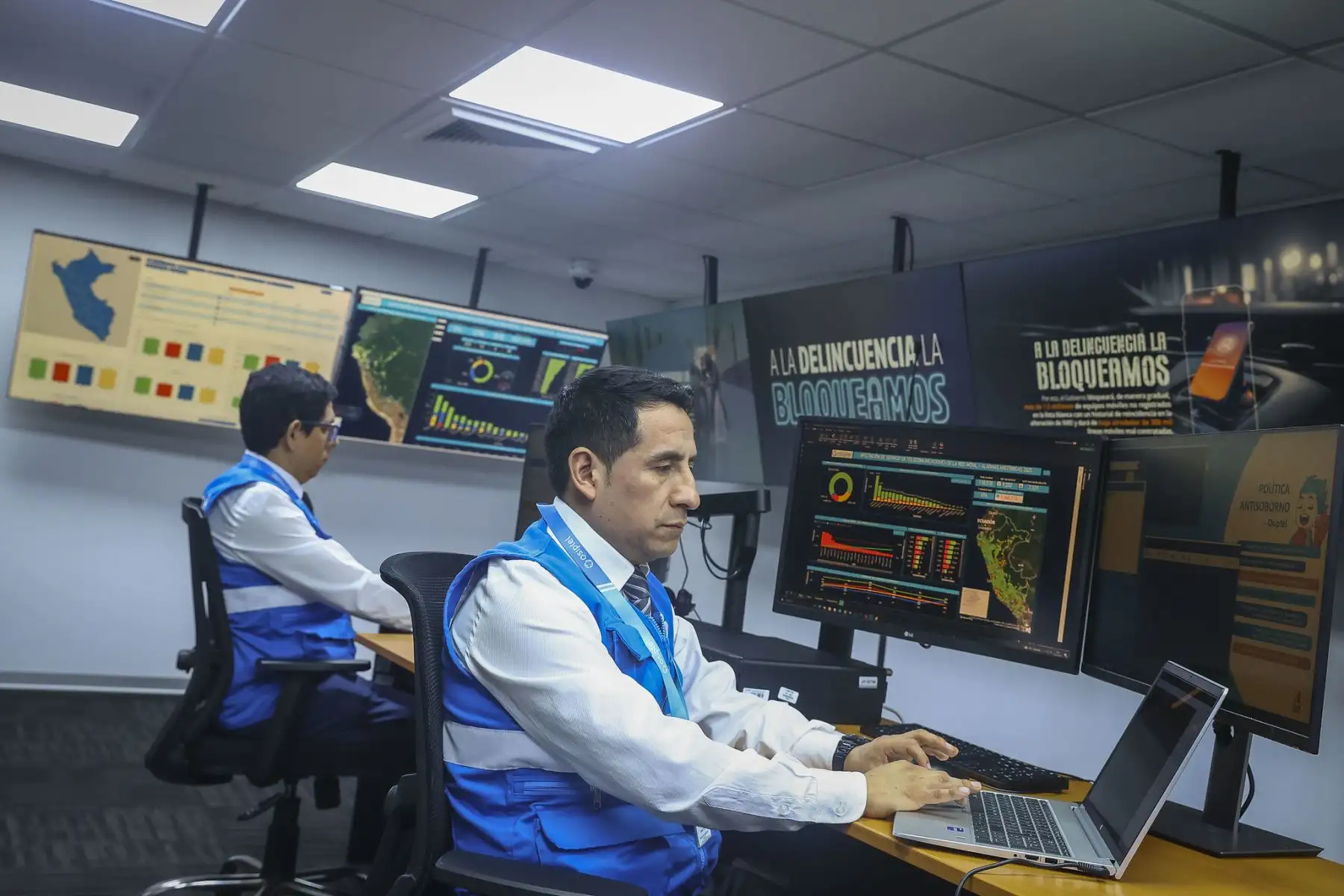 Desde la sede de Osiptel, la presidenta Dina Boluarte lidera la orden de bloqueo de celulares con IMEI inválido o vinculados a delitos, en el marco del sistema #Renteseg. ¡Medidas firmes por la seguridad digital y ciudadana!. Foto: ANDINA/Prensa Presidencia