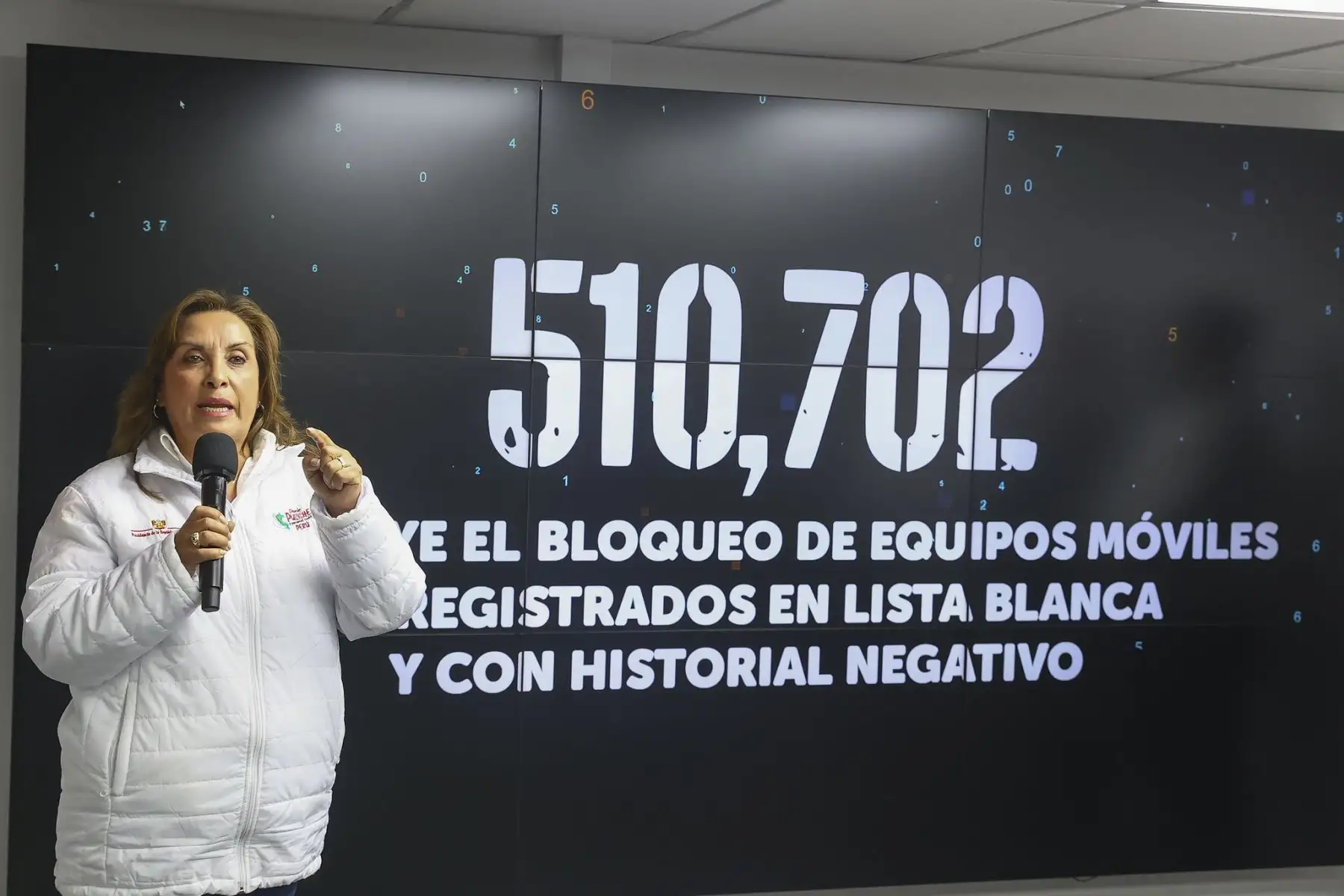 Desde la sede de Osiptel, la presidenta Dina Boluarte lidera la orden de bloqueo de celulares con IMEI inválido o vinculados a delitos, en el marco del sistema #Renteseg. ¡Medidas firmes por la seguridad digital y ciudadana!. Foto: ANDINA/Prensa Presidencia