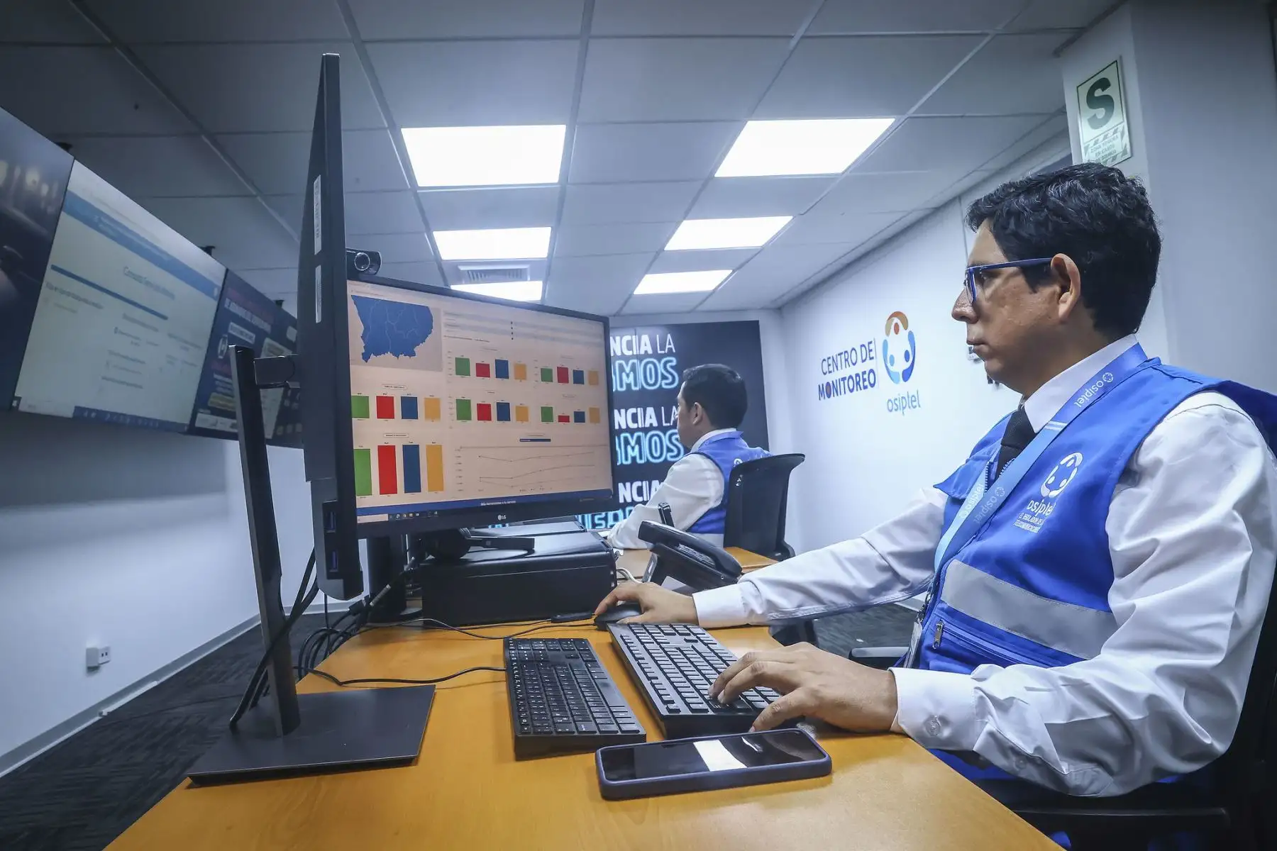 Desde la sede de Osiptel, la presidenta Dina Boluarte lidera la orden de bloqueo de celulares con IMEI inválido o vinculados a delitos, en el marco del sistema #Renteseg. ¡Medidas firmes por la seguridad digital y ciudadana!. Foto: ANDINA/Prensa Presidencia