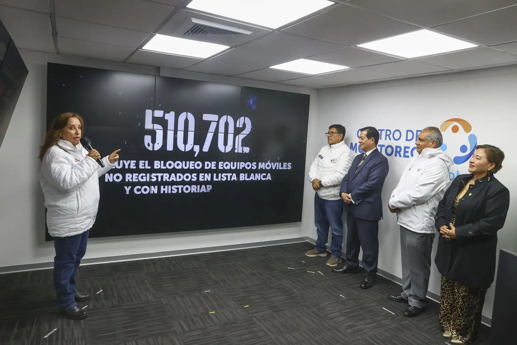 Desde la sede de Osiptel, la presidenta Dina Boluarte lidera la orden de bloqueo de celulares con IMEI inválido o vinculados a delitos, en el marco del sistema #Renteseg. ¡Medidas firmes por la seguridad digital y ciudadana!. Foto: ANDINA/Prensa Presidencia