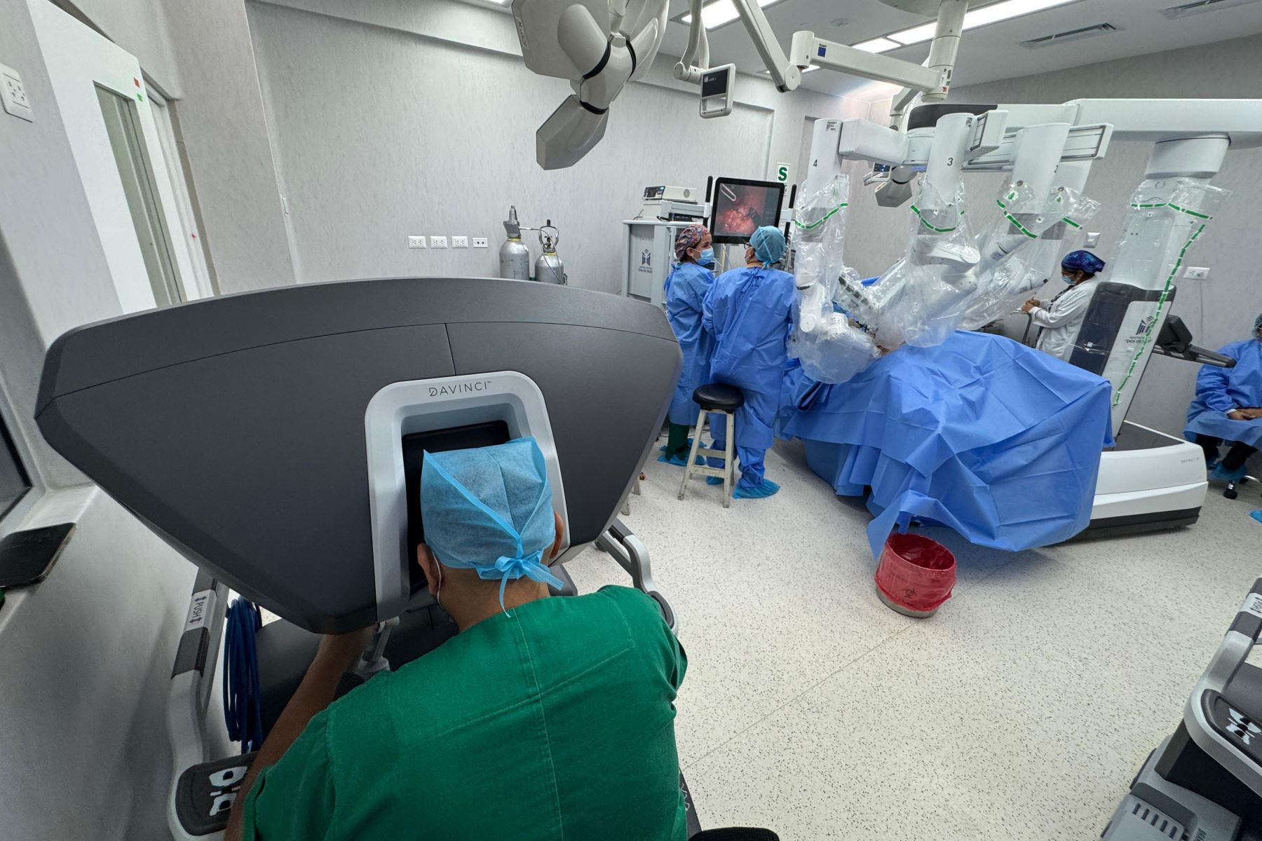 Un total de 43 profesionales del hospital Dos de Mayo han sido preparados en Brasil en cirugía robótica, La imagen muestra el momento de la operación de un paciente con cáncer de colon. Fotos: ANDINA/Lenin Lobatón