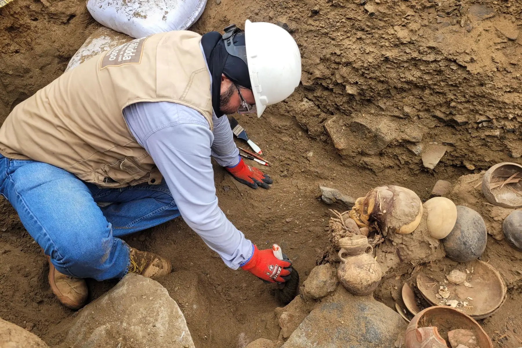 La dama que se encontró ahora tiene implementos de pesca, como boyas para redes hechas de madera, por lo que se presume que se dedicaba a esta actividad.  Foto: Cortesía Jose Pablo Aliaga