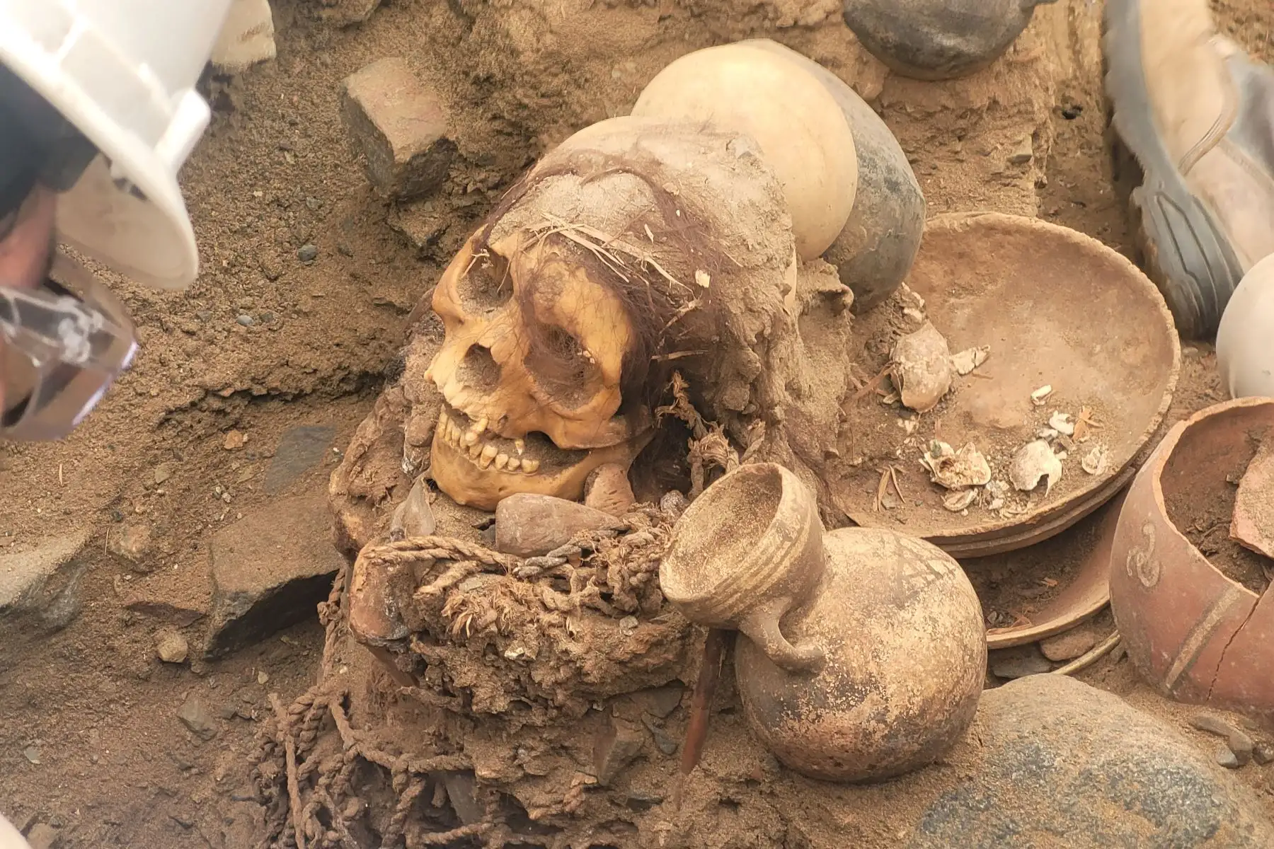 De acuerdo con Jesús Bahamonde, profesional encargado de esta labor, se trata de restos de dos subadultos –de entre 10 y 18 años– y una mujer joven de alrededor de 25. Foto: Cortesía Jose Pablo Aliaga