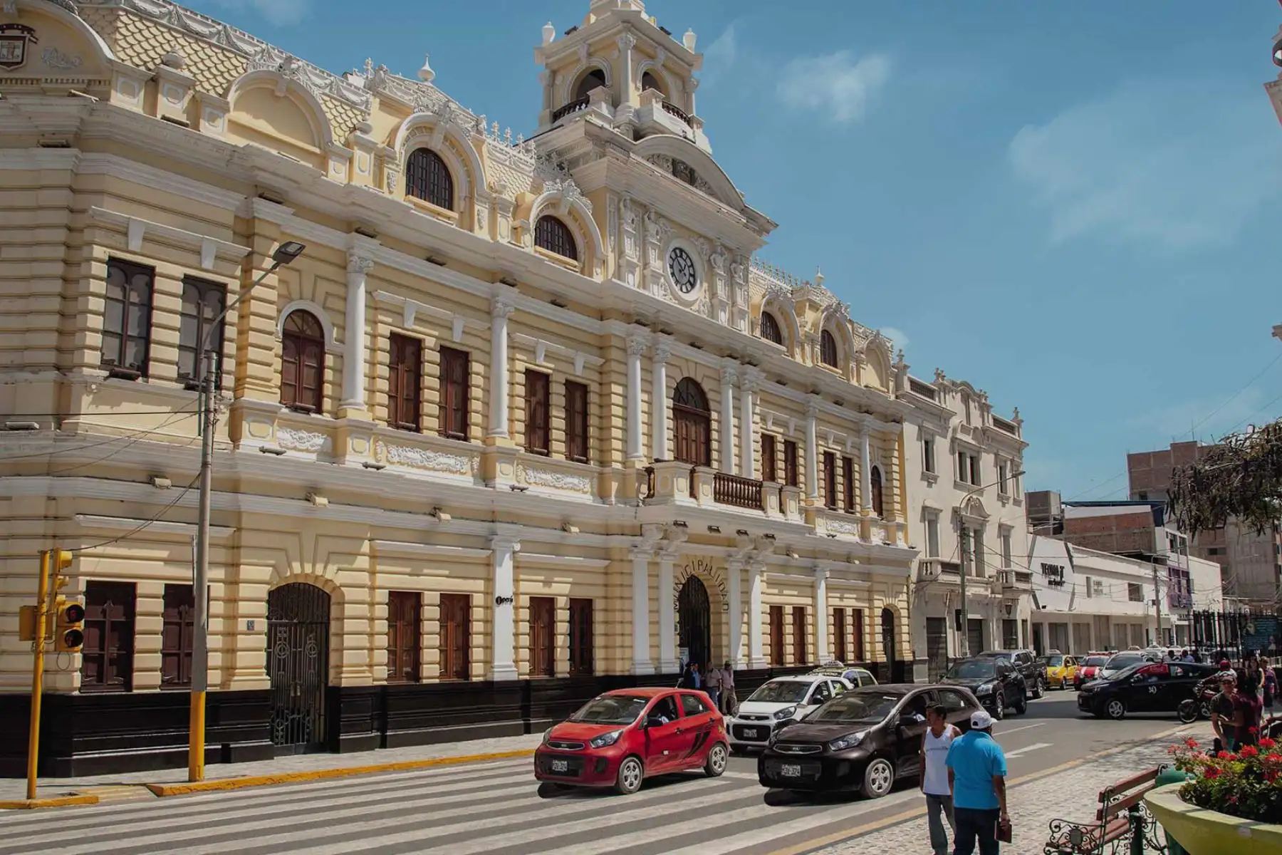 El papa estadounidense, que también tiene nacionalidad peruana, vivió 38 años en Perú como misionero y fue arzobispo de la diócesis de Chiclayo antes de ser elegido como pontífice el pasado 8 de mayo. Foto:PromPerú