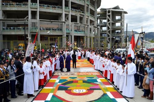 Las alfombras multicolores fueron elaboradas durante la noche y madrugada por instituciones públicas, privadas, centros educativos.