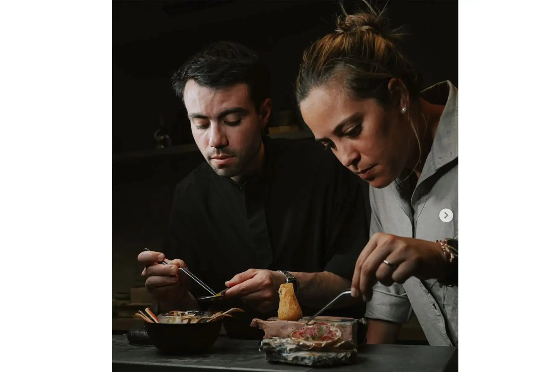 Pía León saltó a la fama como jefa de cocina de Central, nombrado Mejor Restaurante del Mundo en 2023. Pero en 2018, sintió la necesidad de expresar su visión culinaria de forma independiente. Kjolle es su primer restaurante en solitario, donde se centra en la vibrante gastronomía peruana y da rienda suelta a sus instintos gastronómicos. Foto: Instagram Kjolle
