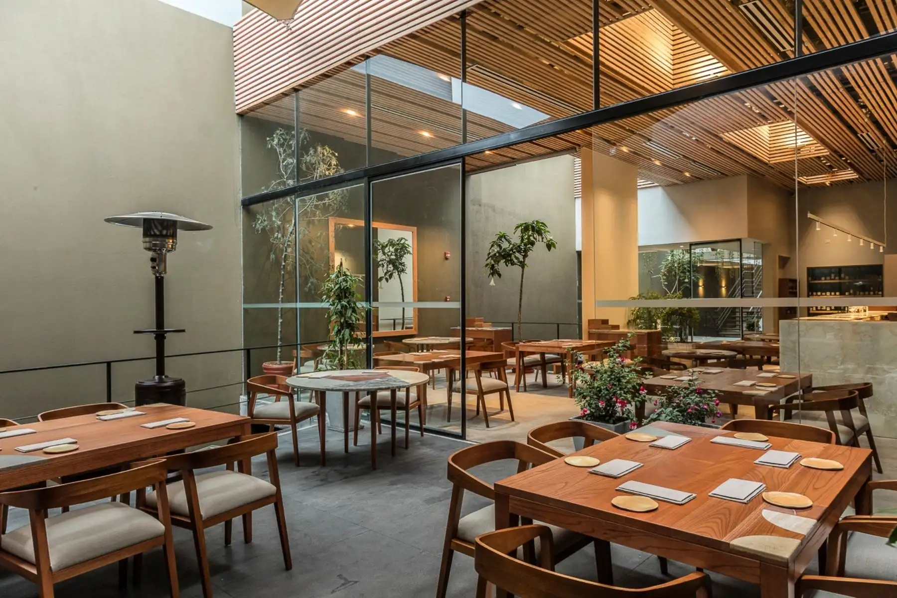El «Contexto» completa la filosofía culinaria de León, ejemplificada en piezas únicas de cerámica, cristalería y diseño de interiores que el chef selecciona junto con artistas y artesanos locales de todo Perú. Foto: Instagram Kjolle