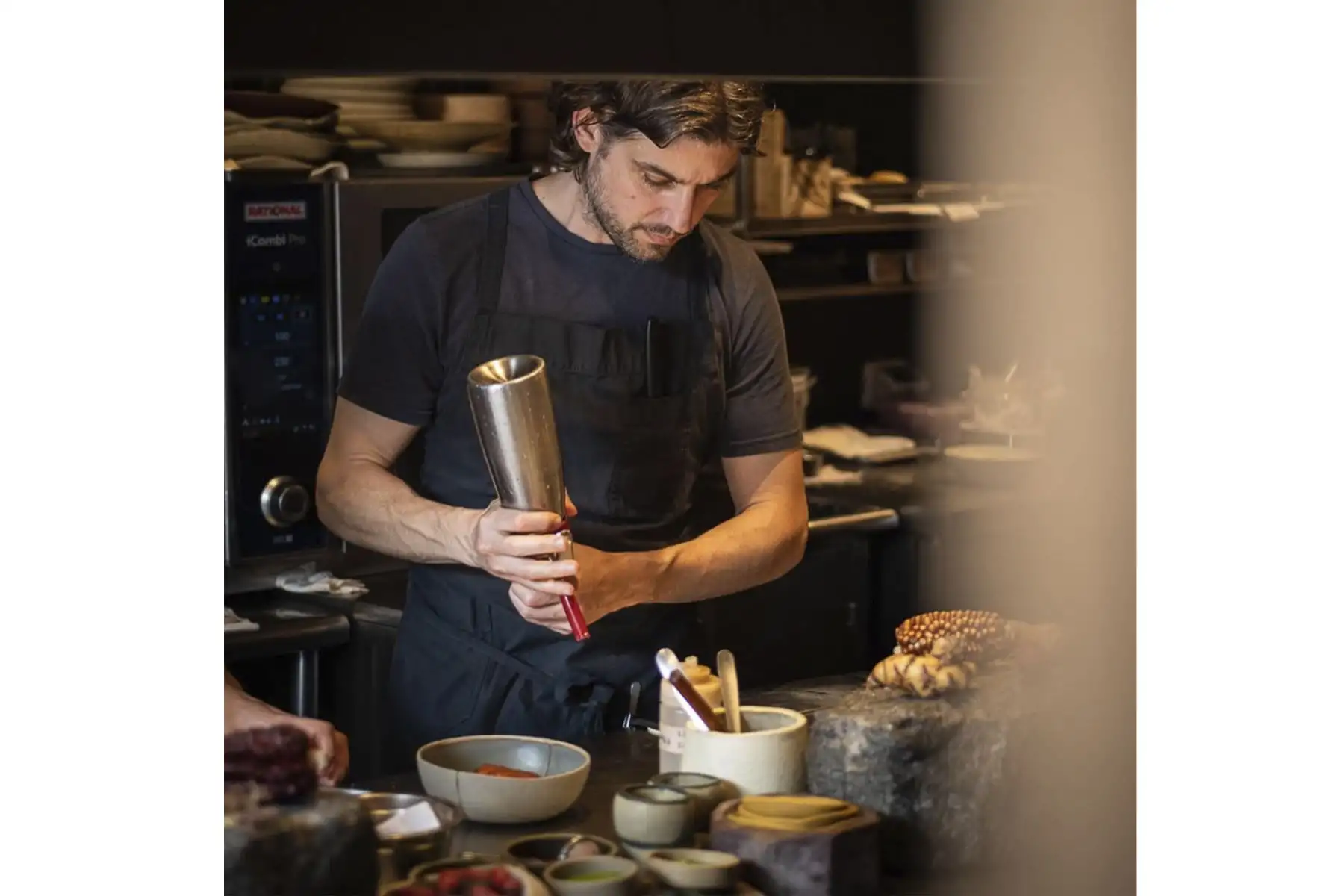 Combinando productos de la zona con destellos y recuerdos de su país de origen, el chef Juan Luis Martínez une las cocinas de Perú y su natal Venezuela en Mérito. Foto: instagram Mérito