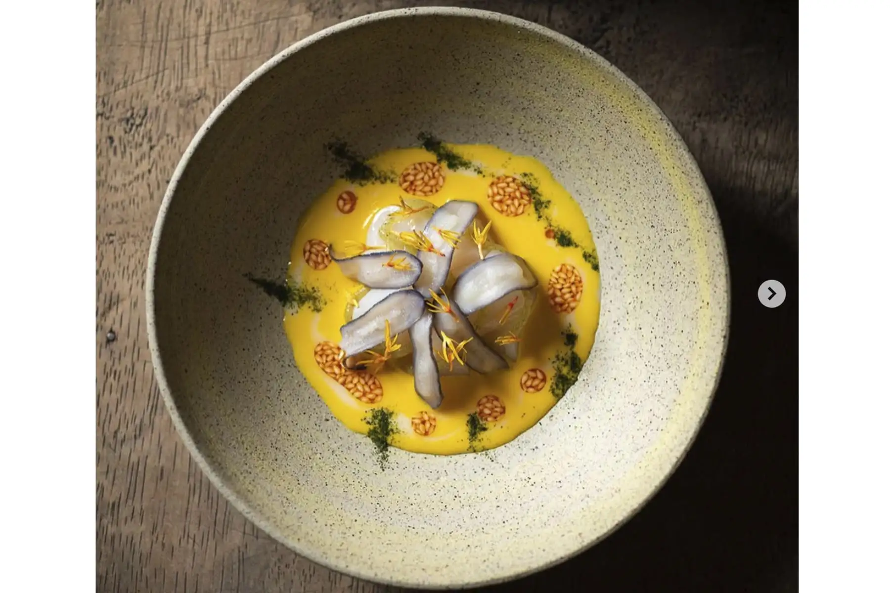 Pruebe las vieiras, el sanky (similar a una tuna) y el jalapeño; el tartar de pescado con tomate verde, huacatay (menta negra) y queso curado; o el pescado blanco con cocona. Para el broche de oro, opte por la roca de chocolate peruana, el postre estrella de Mérito. O, si es la época del año, no olvide pedir la chirimoya a la parrilla. Foto: instagram Mérito