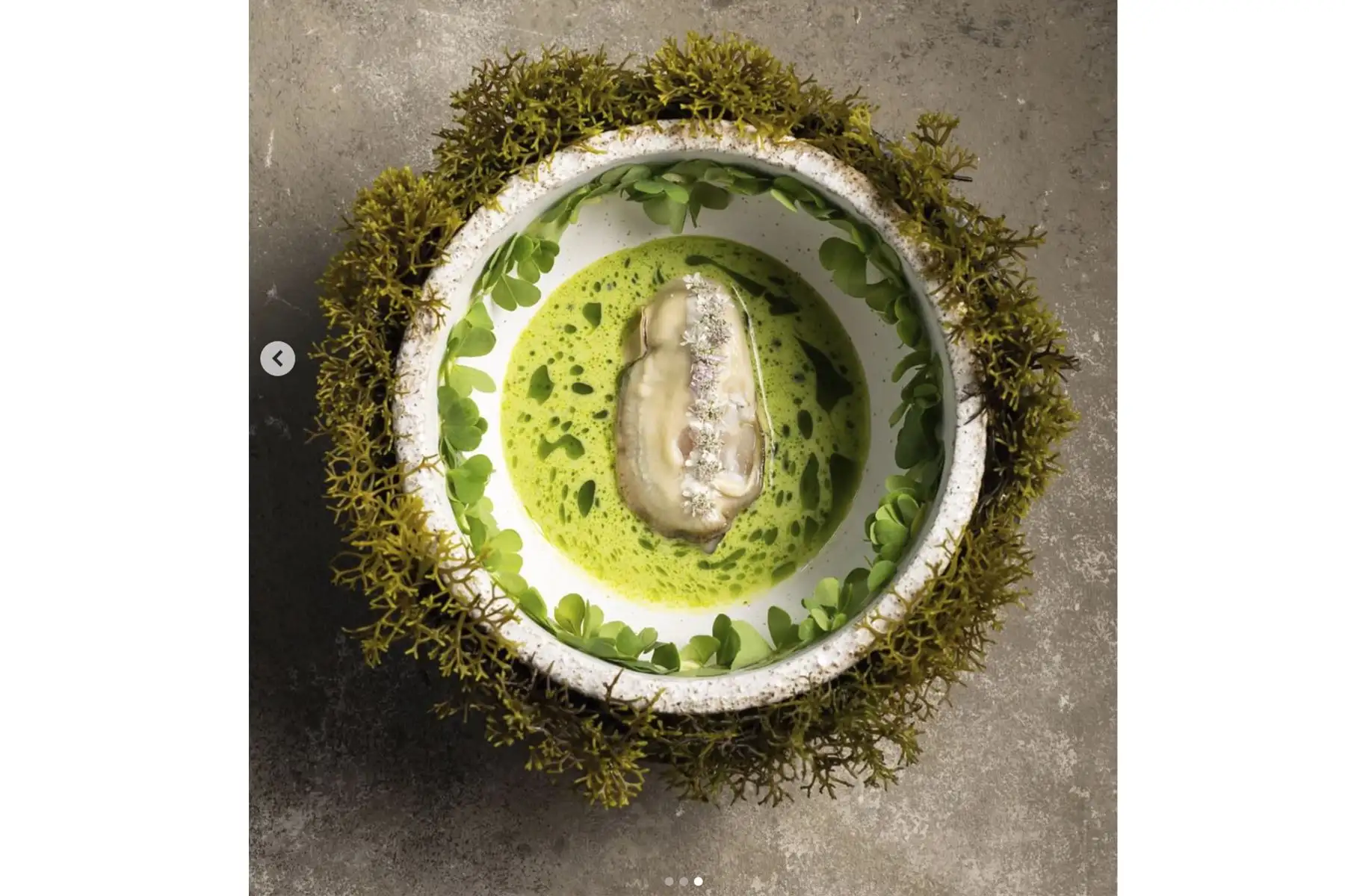 Con su menú degustación de nueve platos Mayta Experience centrado en ingredientes peruanos, el restaurante sirve platos como maíz con chullpi (maíz tradicional peruano) y flor de quinua, o costillas con papas, cushuro (alga verdeazulada) y chincho (una hierba peruana). Foto: Instagram Mayta